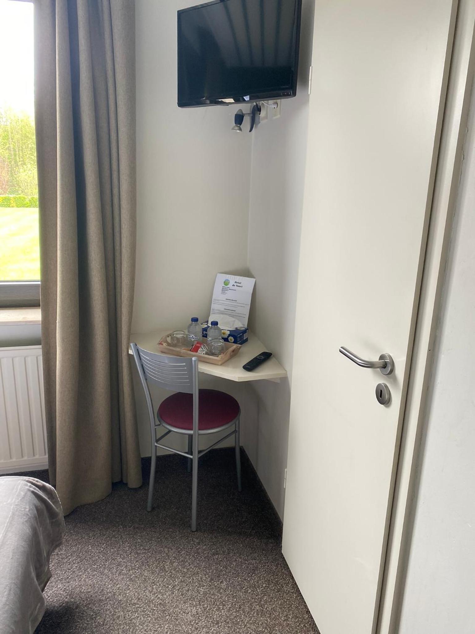 Standard Twin Room - Photo 6