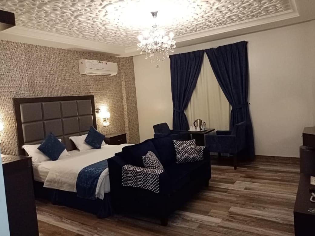 Queen Room (2 Adults + 2 Child)