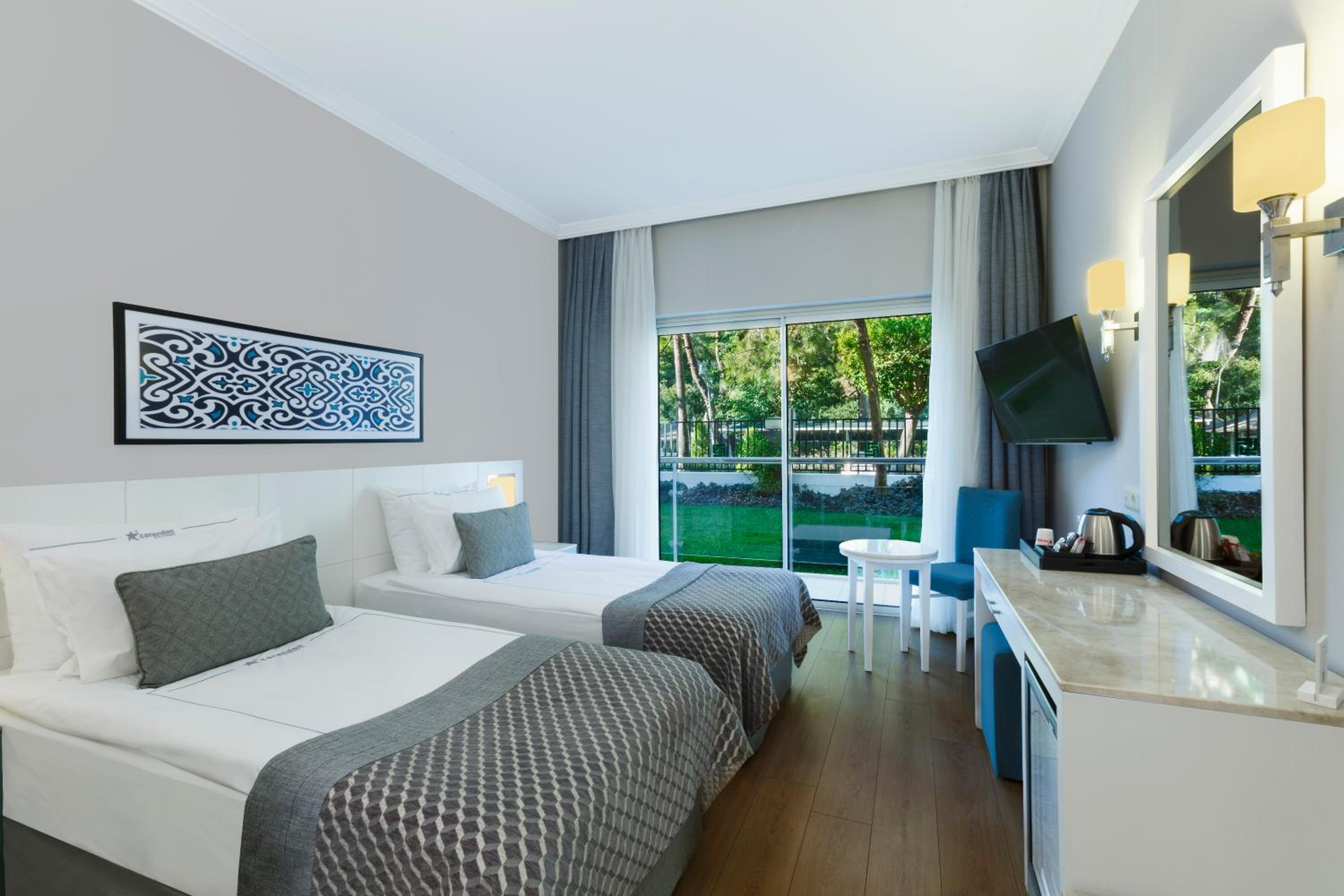 Standard Double or Twin Room with Land View - Photo 7