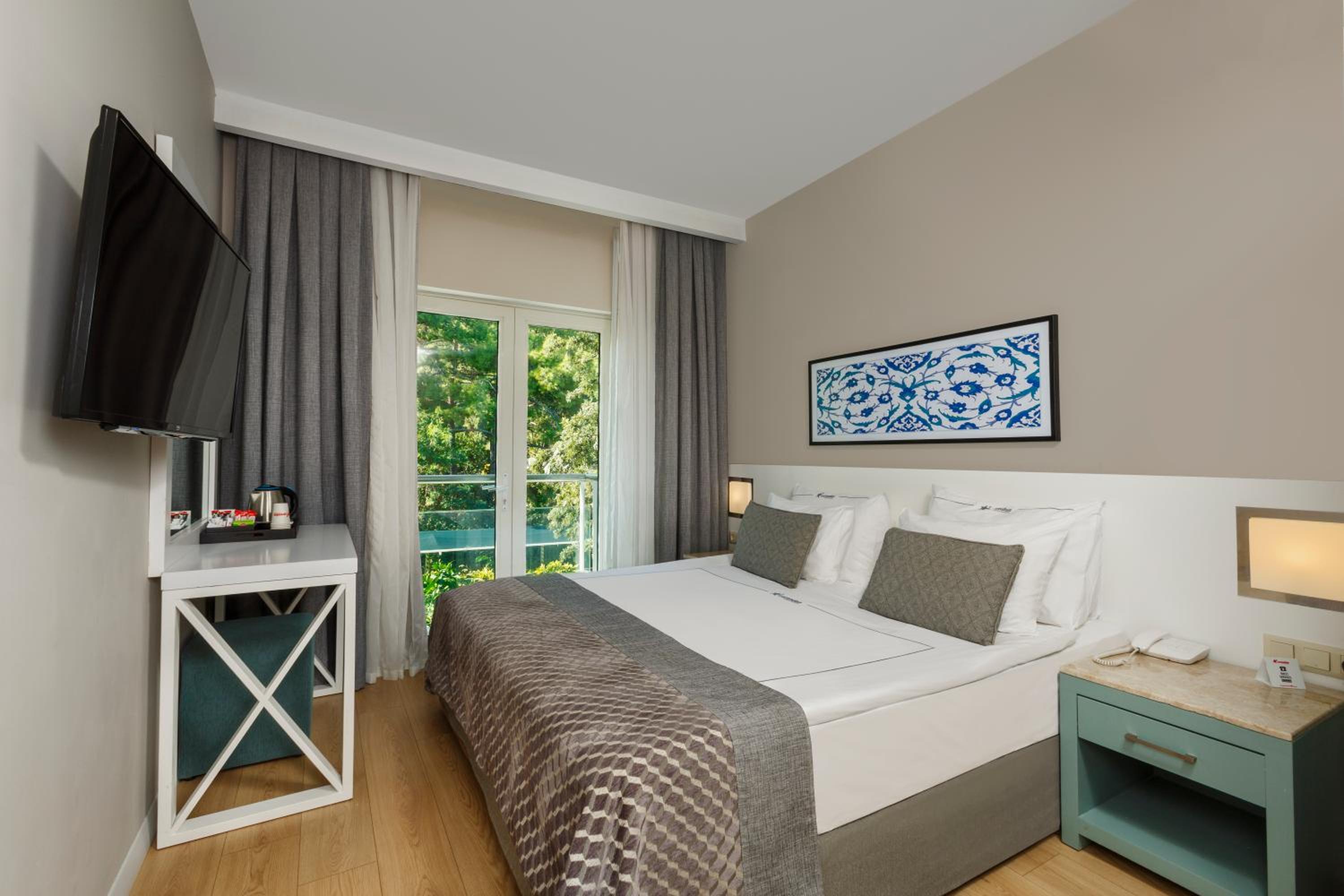 Standard Double or Twin Room with Land View - Photo 8