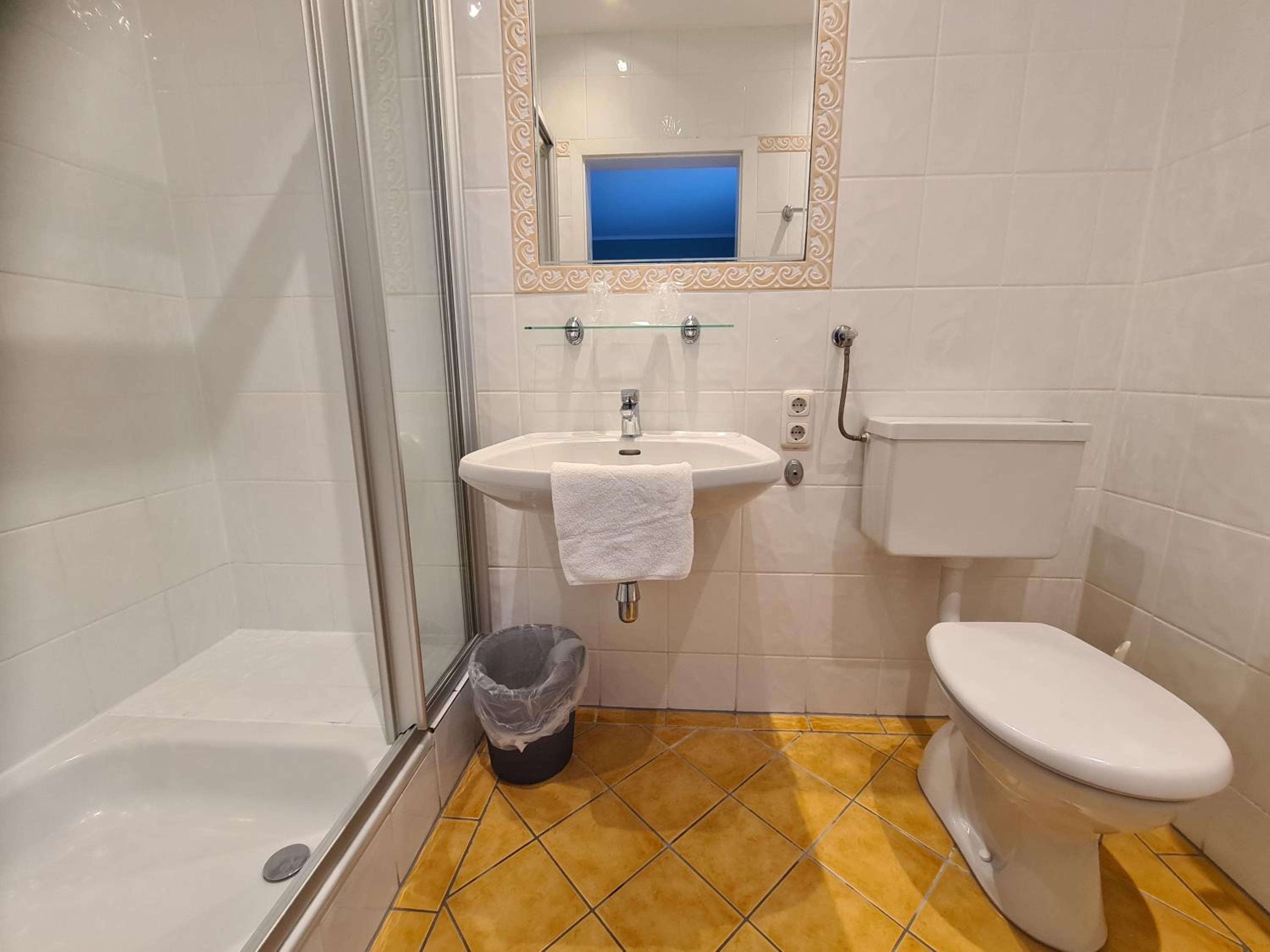 Small Double Room with Lake view and Balcony photo 3