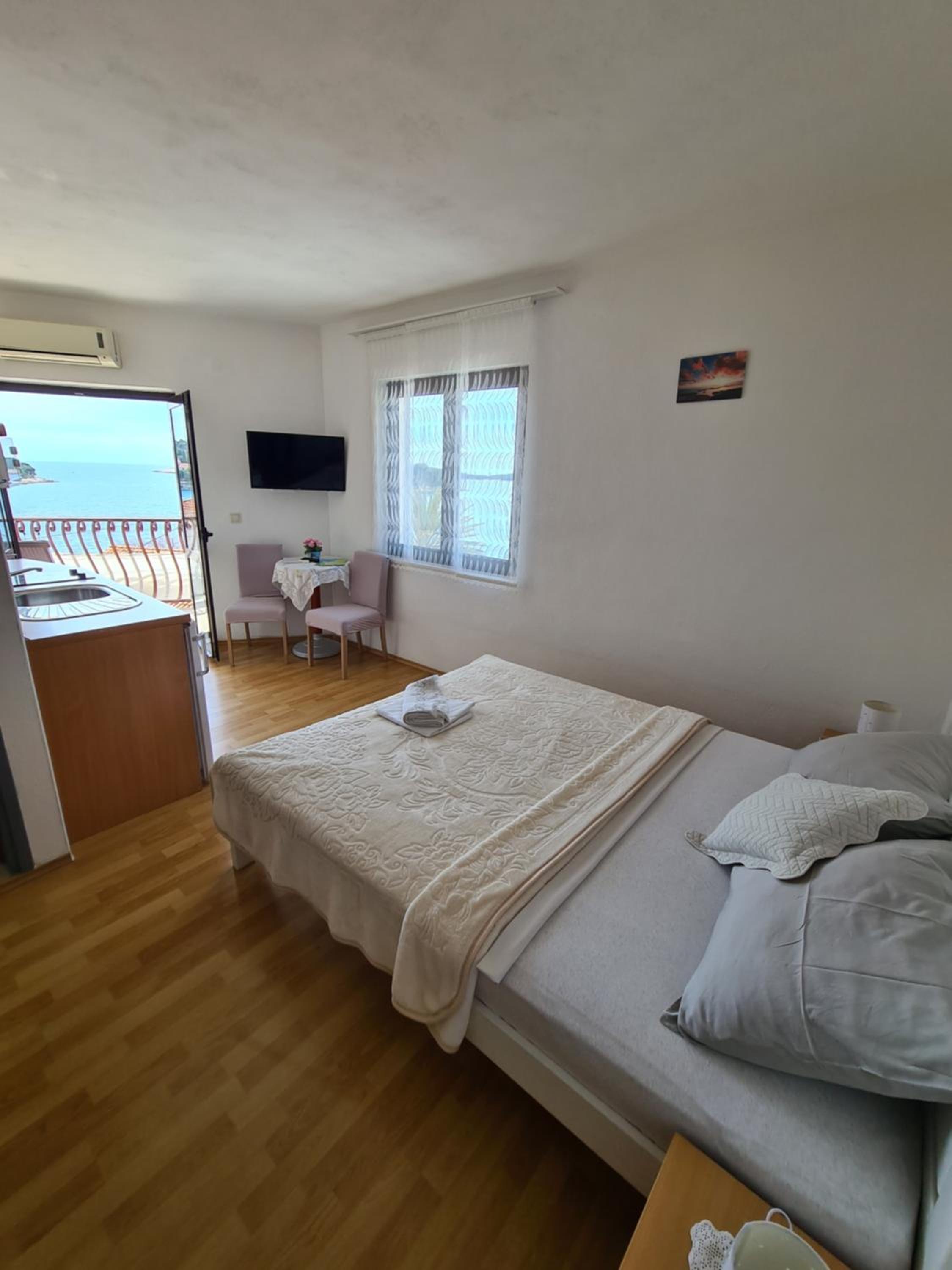 Apartment with Balcony photo 1