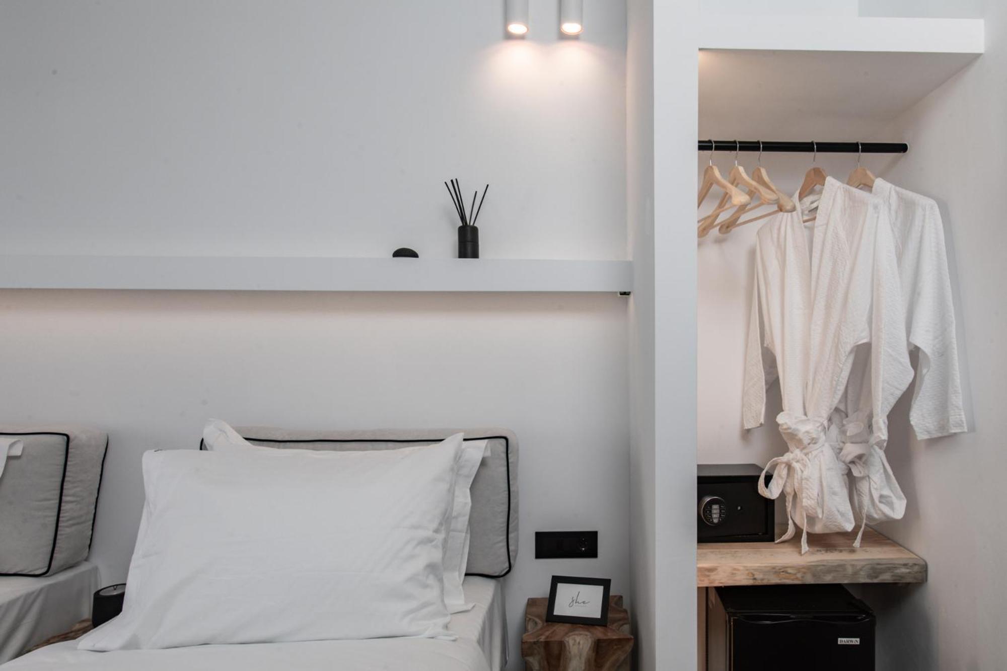 Double Room with Balcony - Photo 12