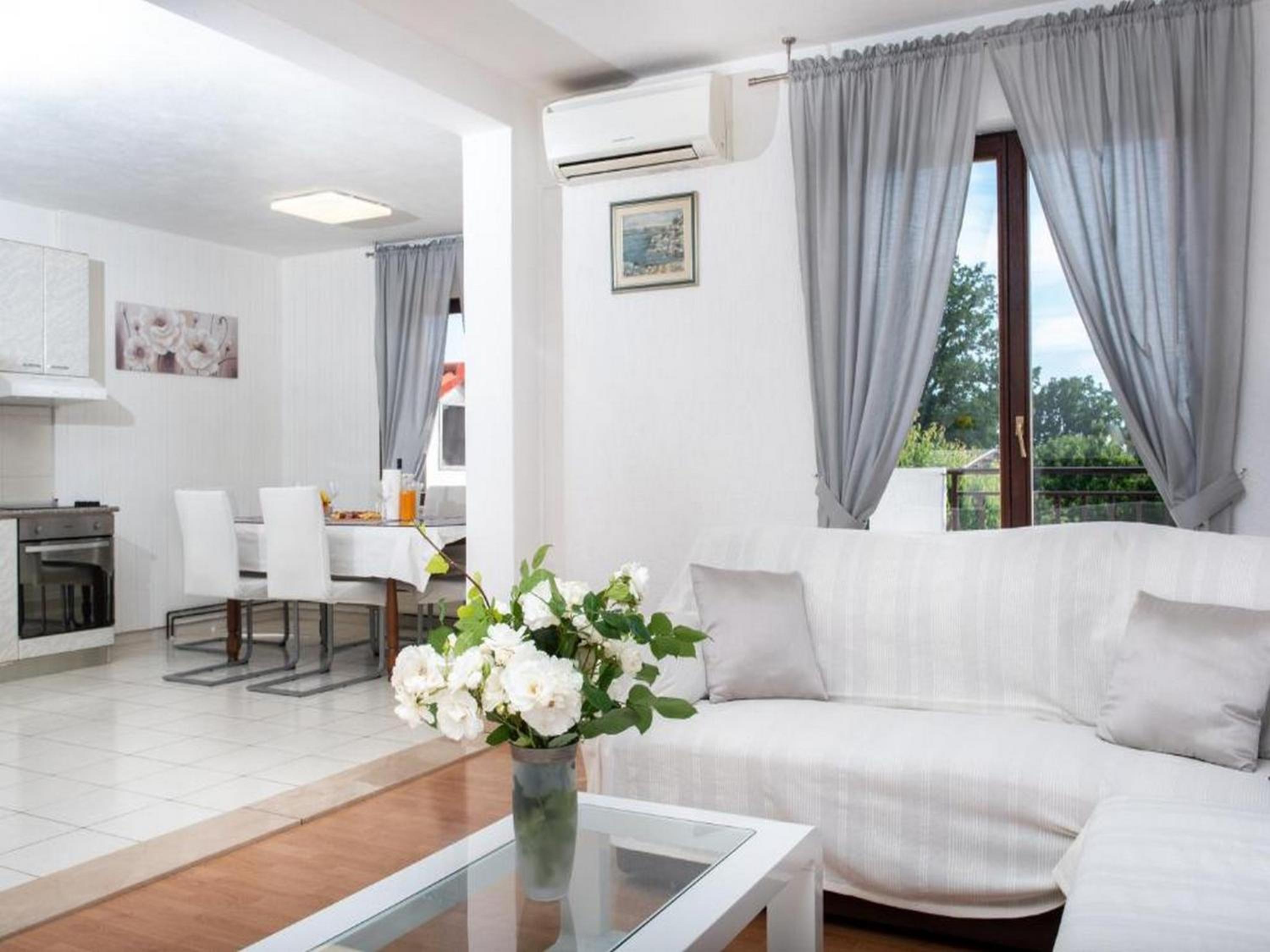 Three Bedroom Villa with Swimming Pool photo 2