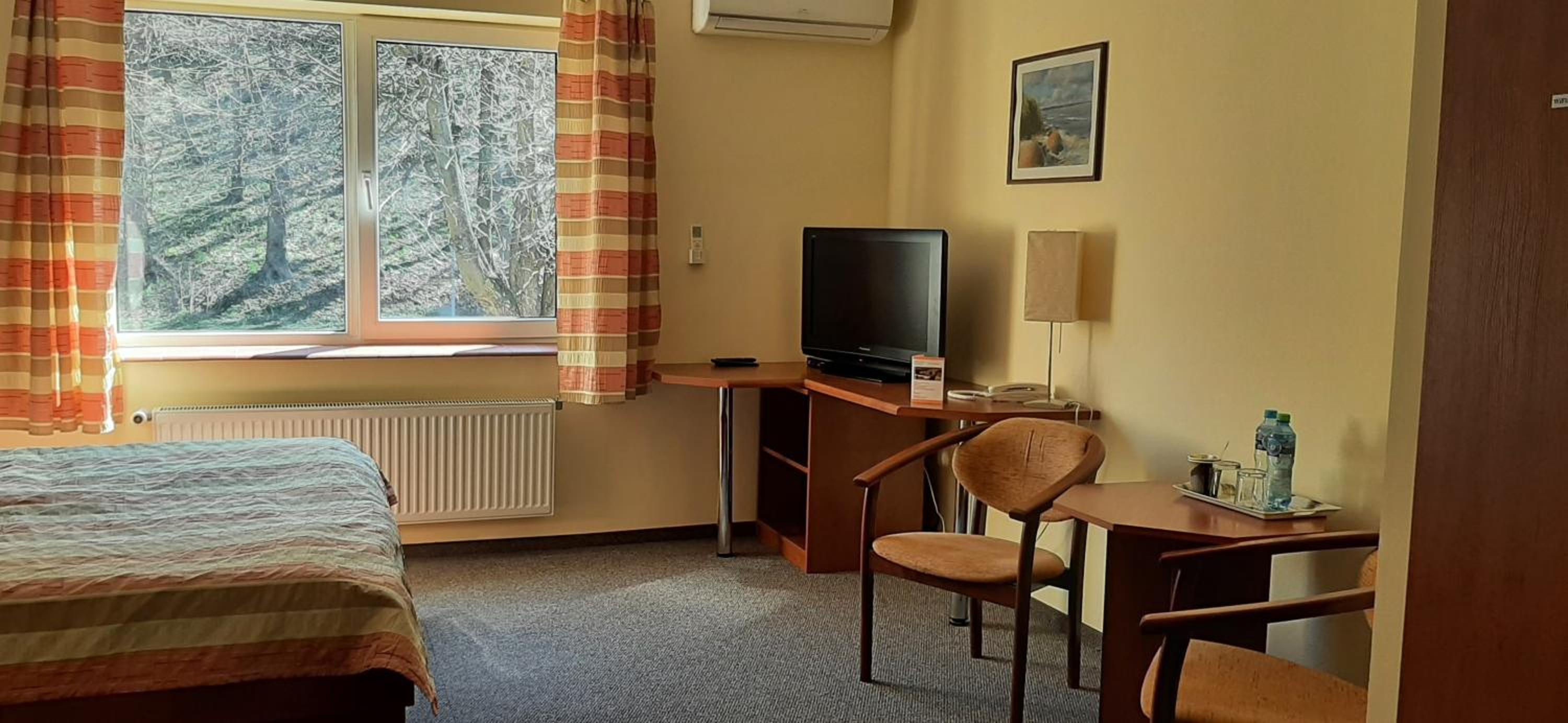 Standard Twin Room - Photo 4