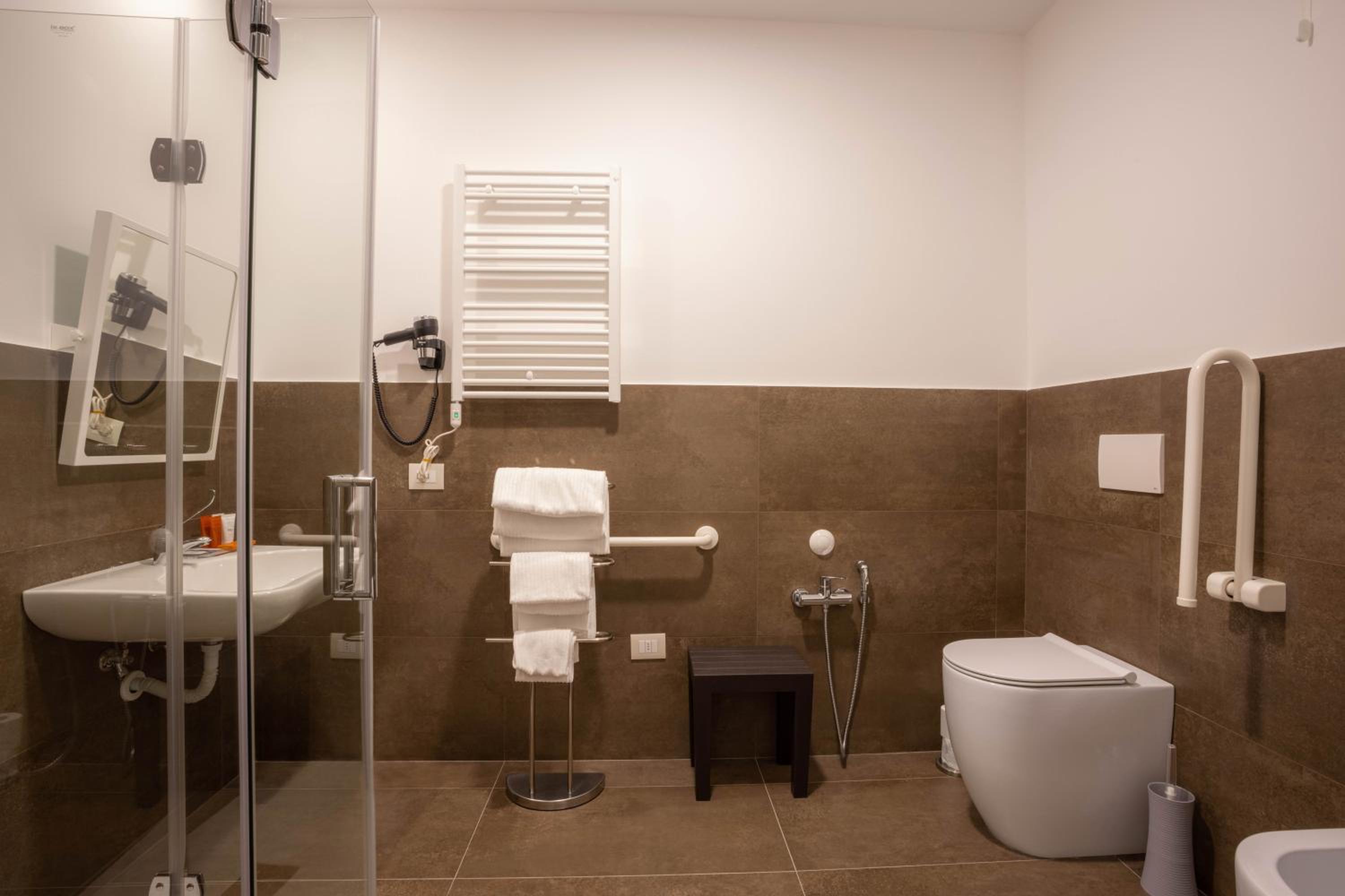 King Room with Roll-In Shower - Disability Access - Photo 4
