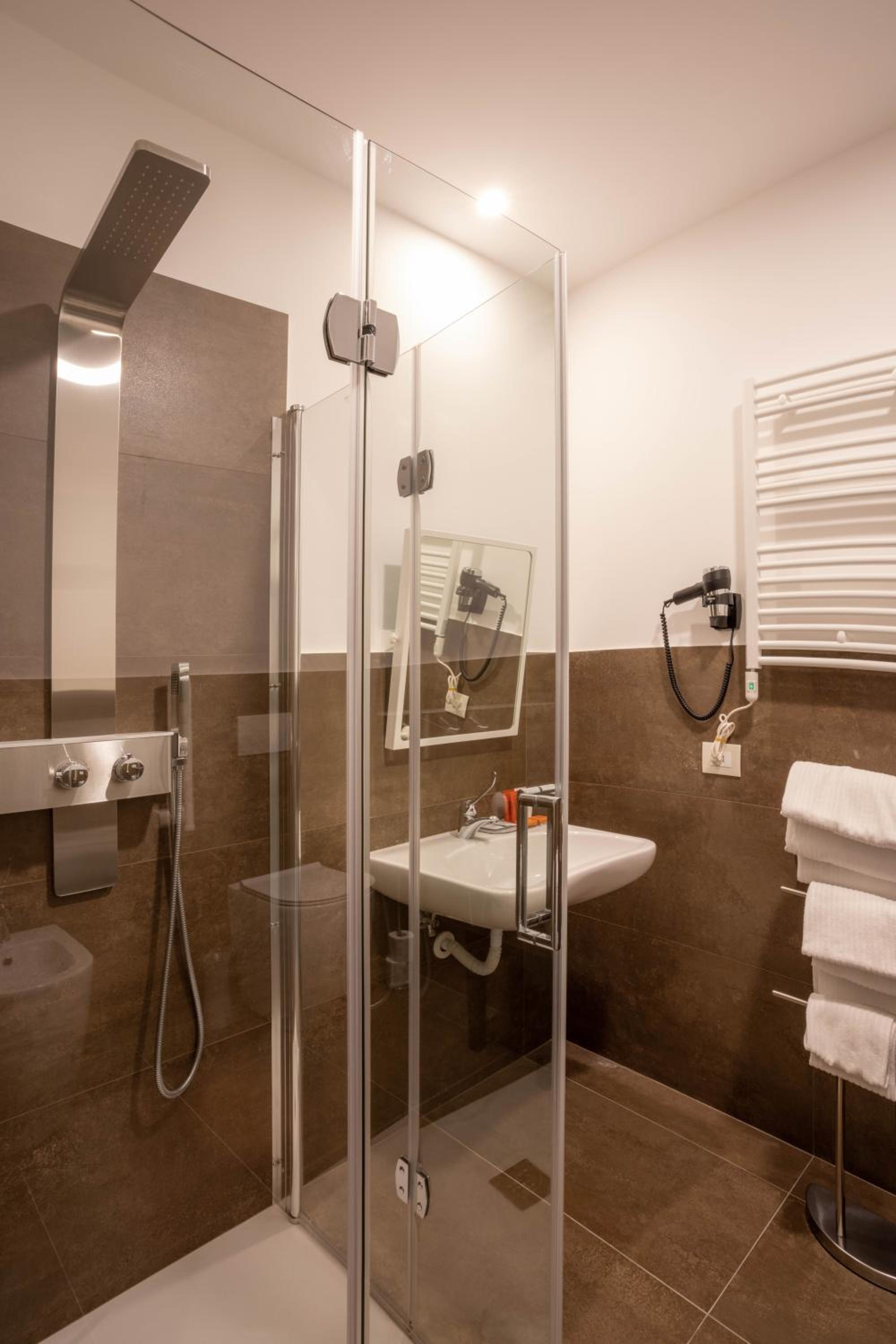 King Room with Roll-In Shower - Disability Access - Photo 2