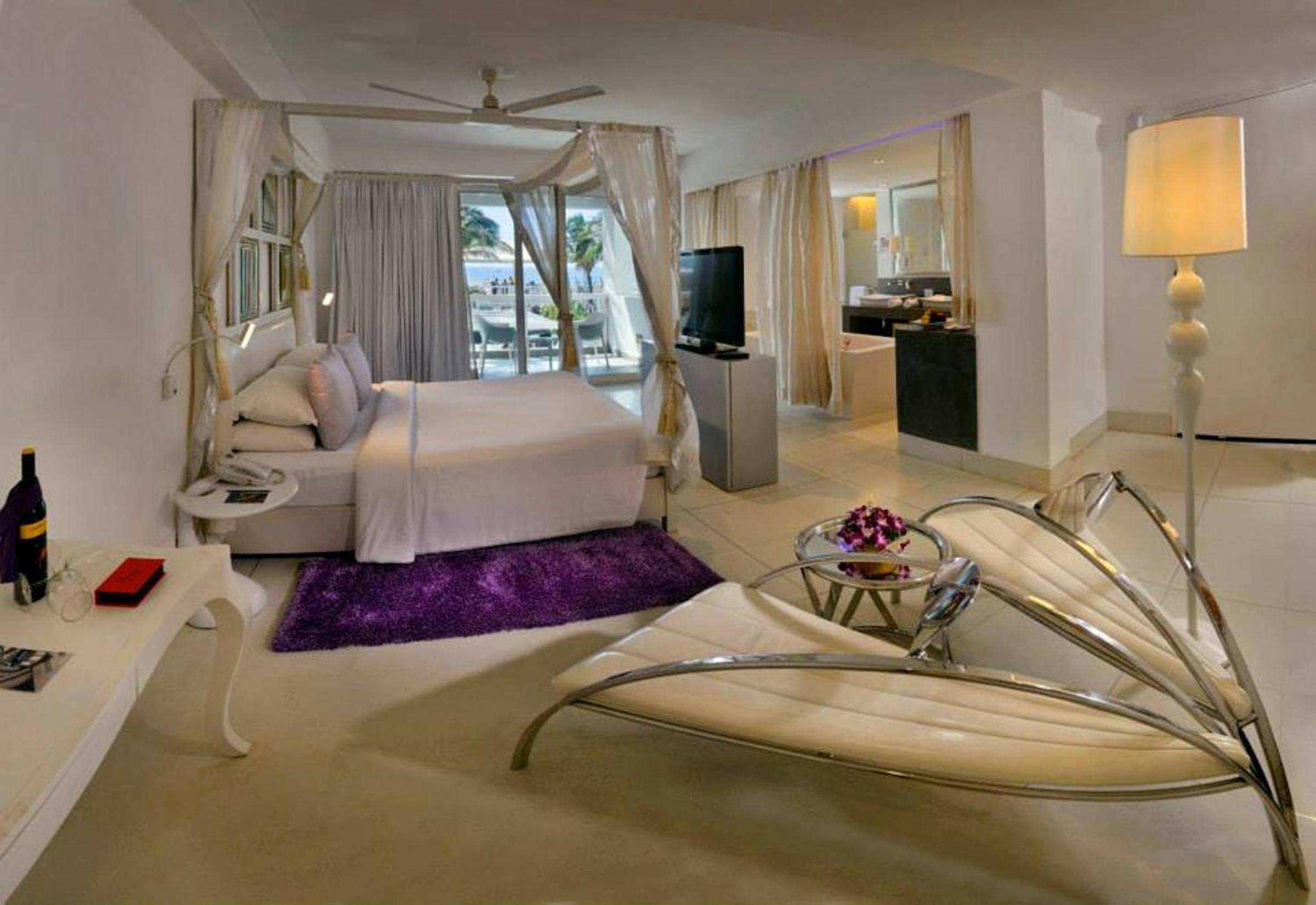 Deluxe Suite with Sea View – Balcony and Bathtub (Complimentary Cocktail on Arrival) – Happy Hours 1+1 from 5 pm to 7 pm on selected brands Deluxe Suite with Sea View – Balcony and Bathtub (Complimentary Cocktail on Arrival) – Happy Hours 1+1 from 5 pm to 7 pm on selected brands