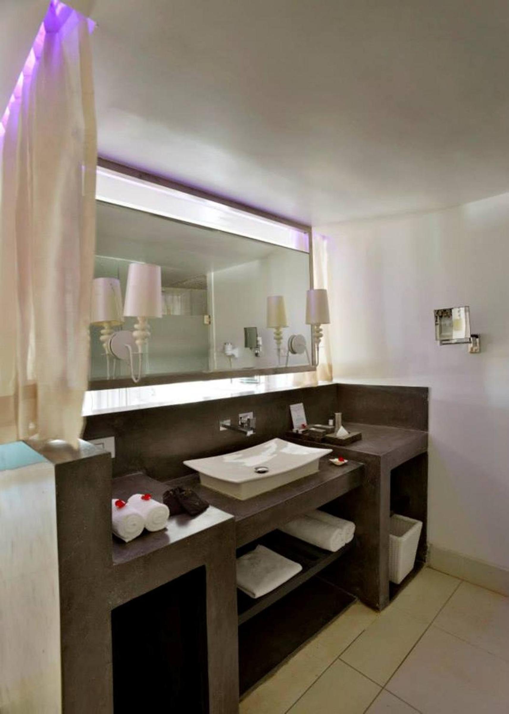 Deluxe Room with balcony (Smoking) (Complimentary Cocktail on Arrival) -  Happy Hours 1+1 from 5 pm to 7 pm on selected brands - Photo 3