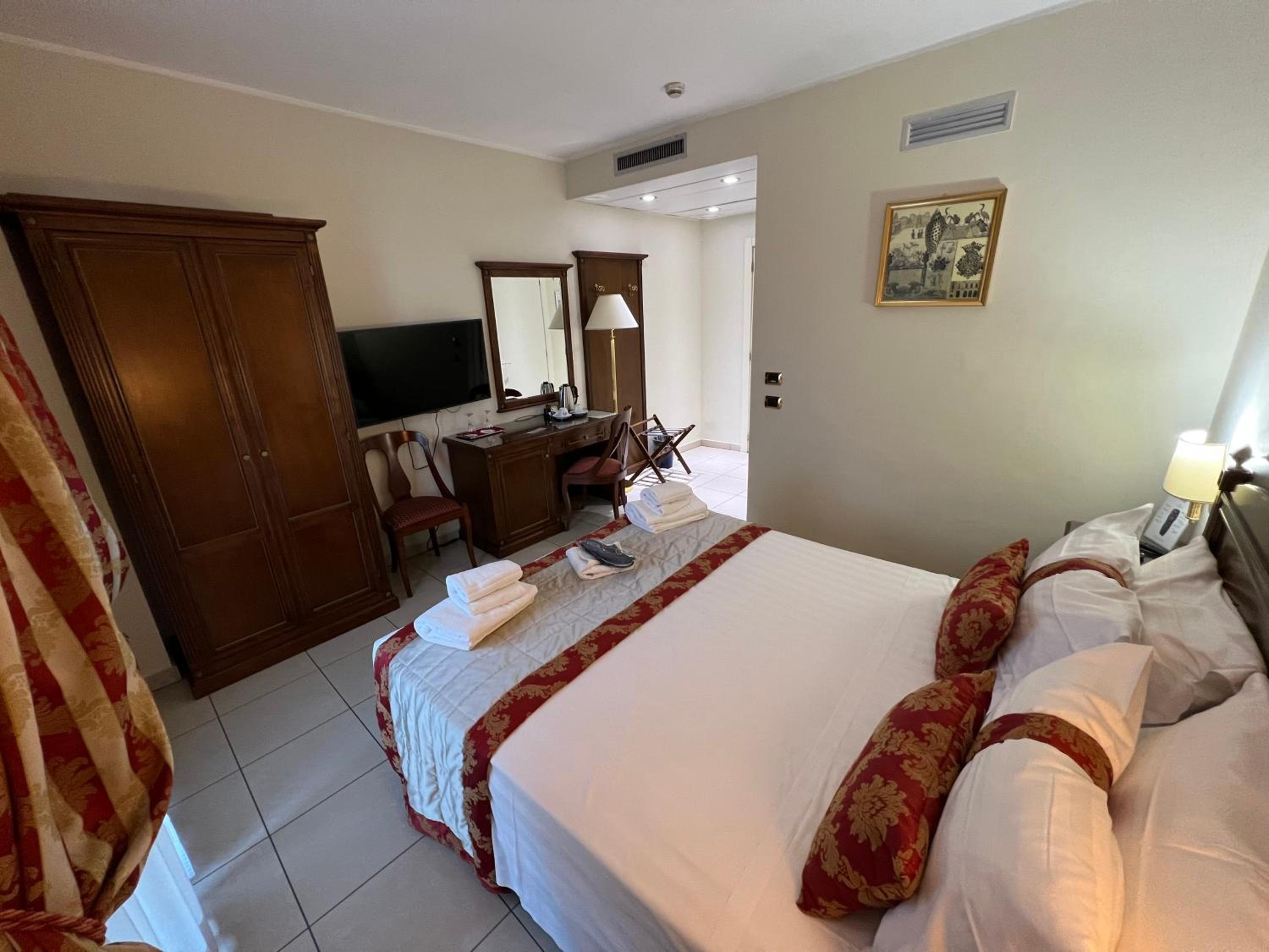 Double Room - Photo 7