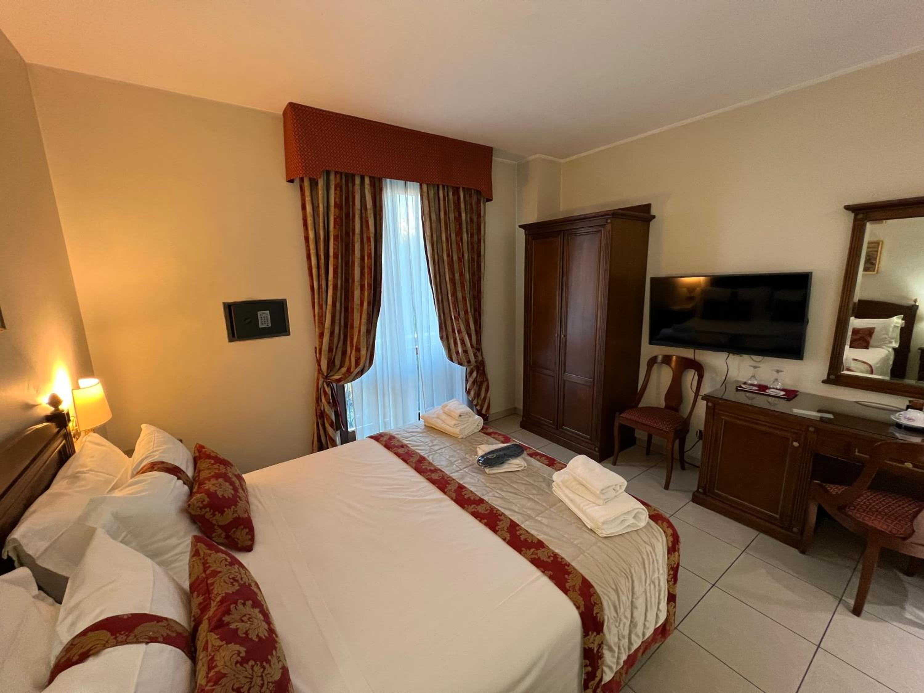 Double Room - Photo 5
