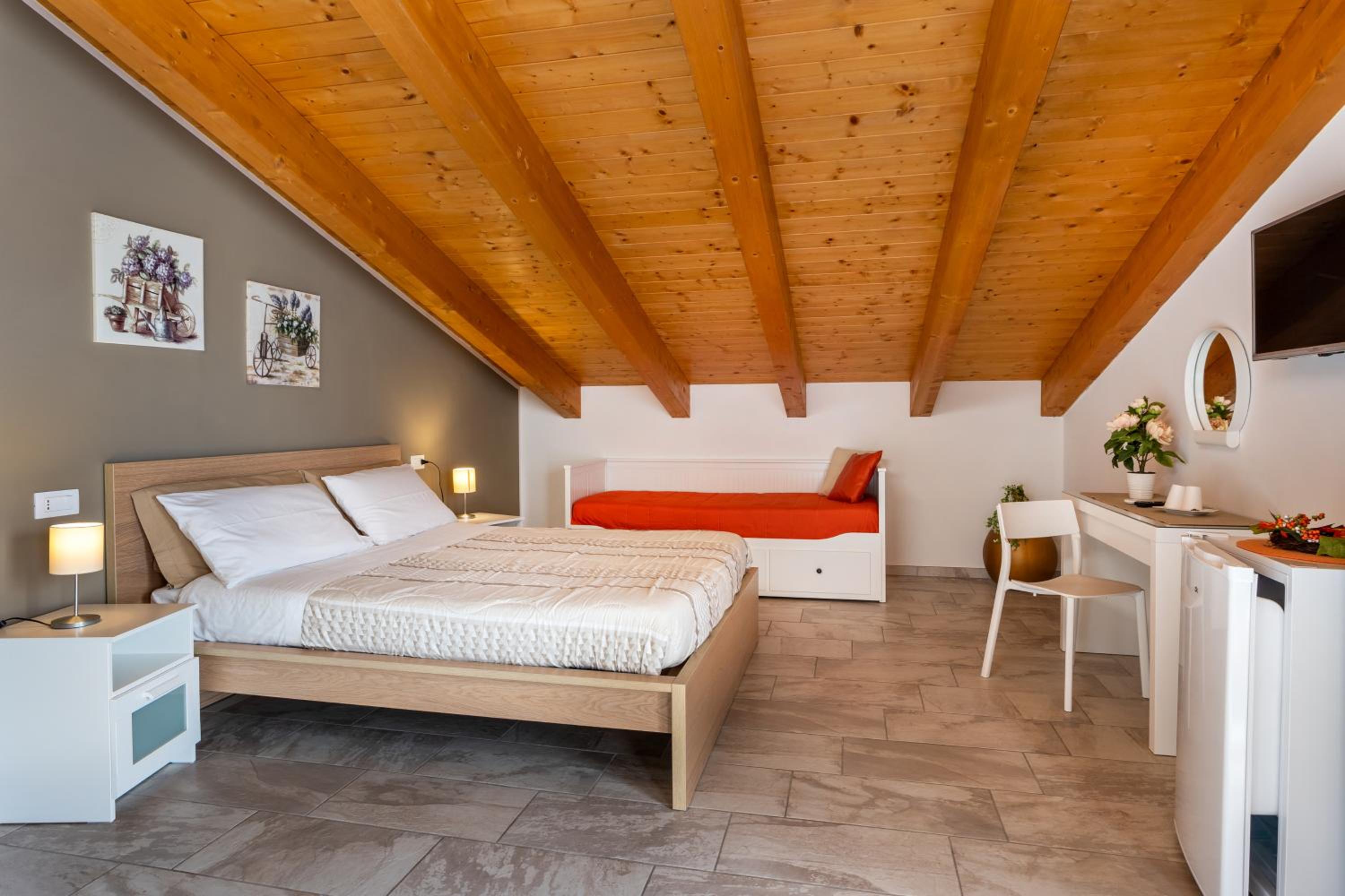Superior Quadruple Room - Photo 17