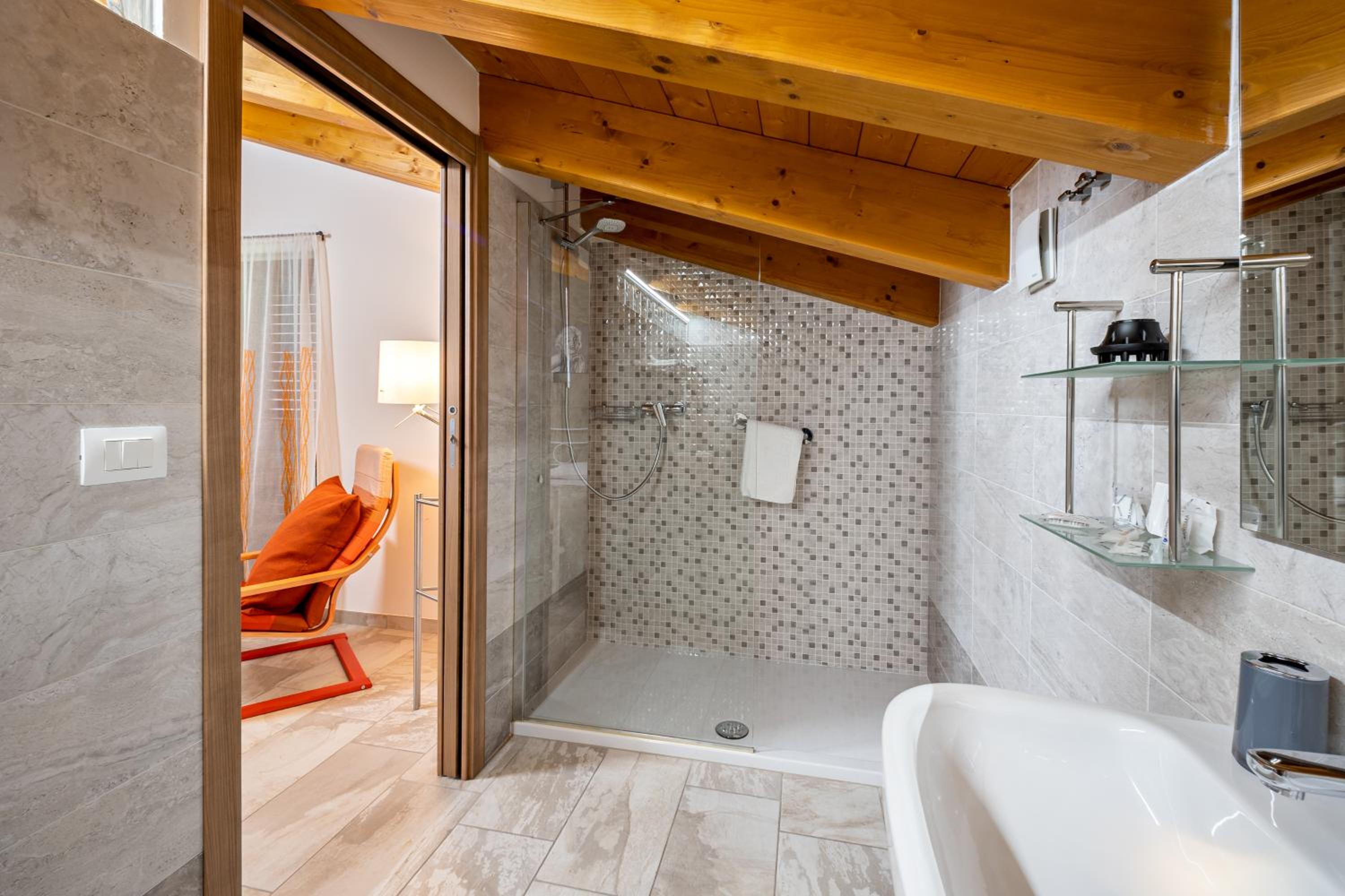Superior Quadruple Room - Photo 18