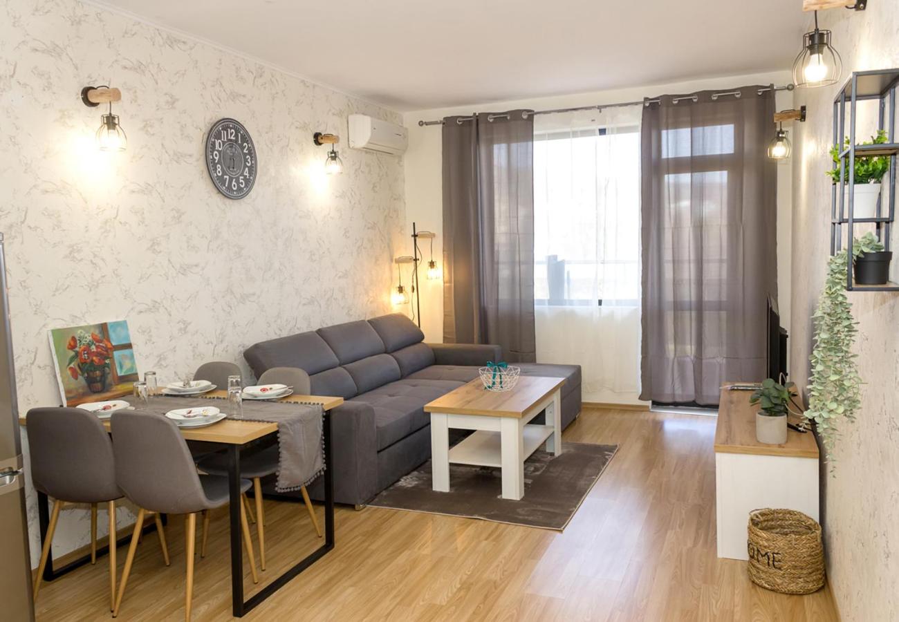 One-Bedroom Apartment photo 1