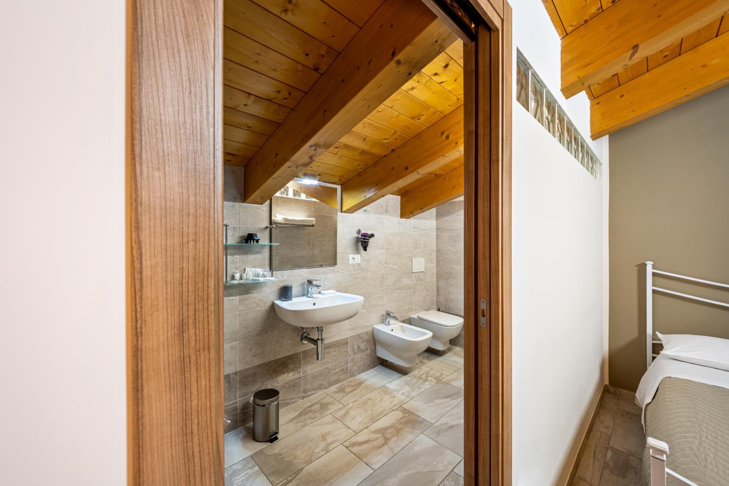 Superior Quadruple Room - Photo 4