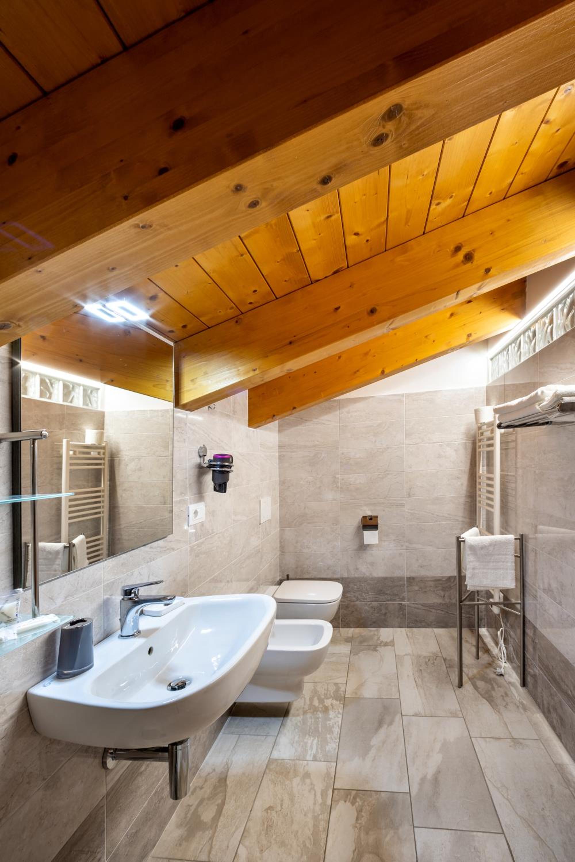 Superior Quadruple Room - Photo 3
