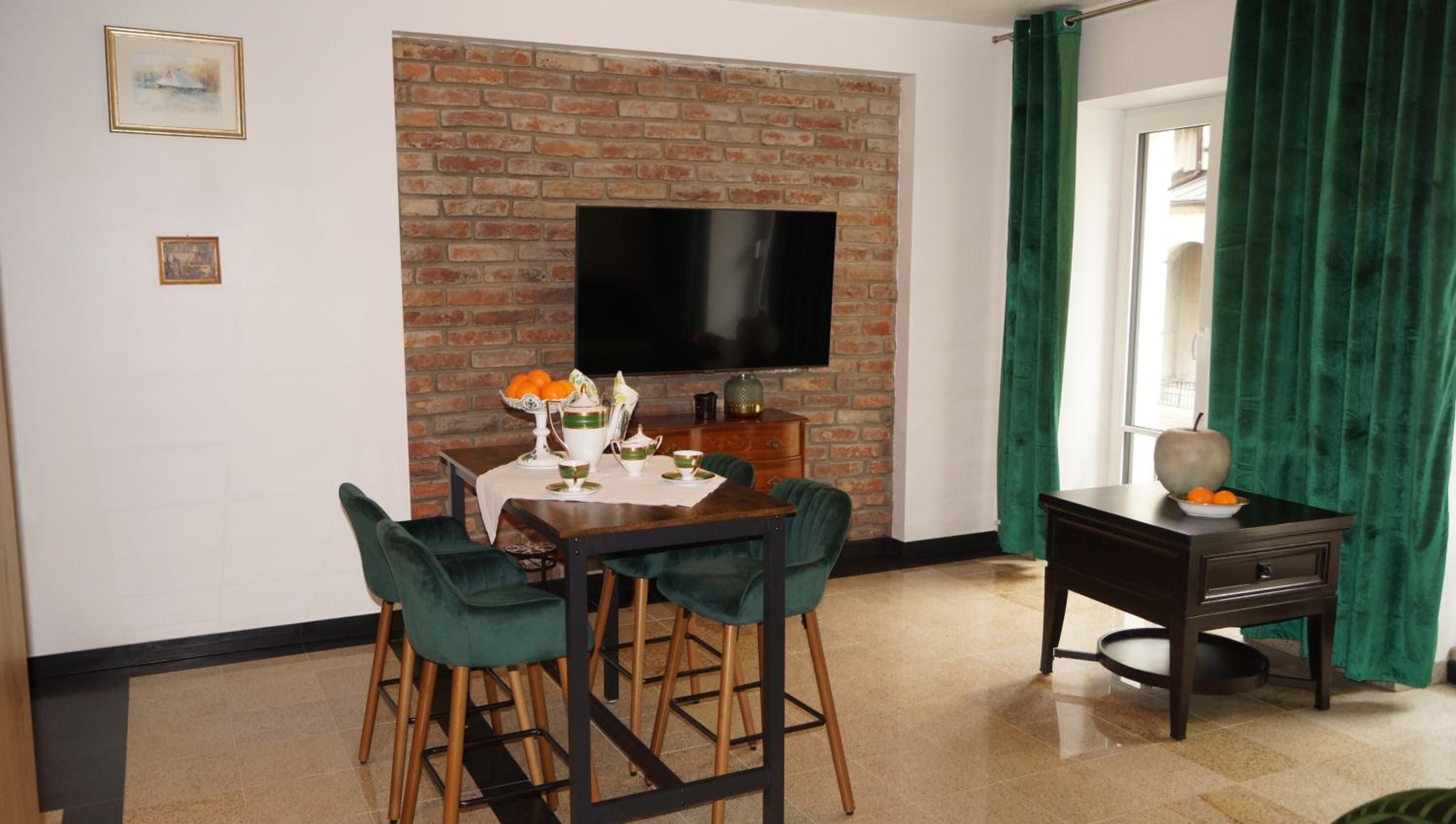 One-Bedroom Apartment photo 1