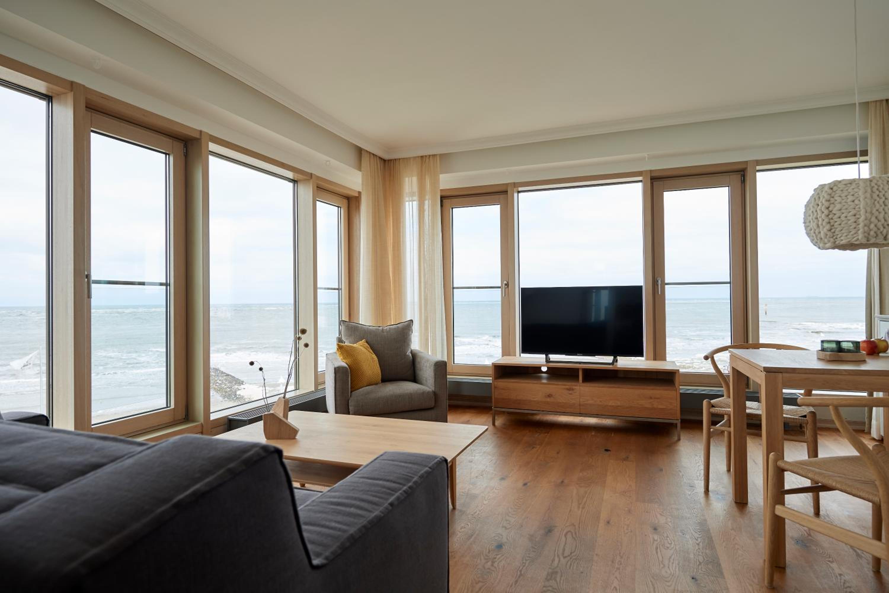 Suite on the panorama floor facing the sea side - Rodehuus