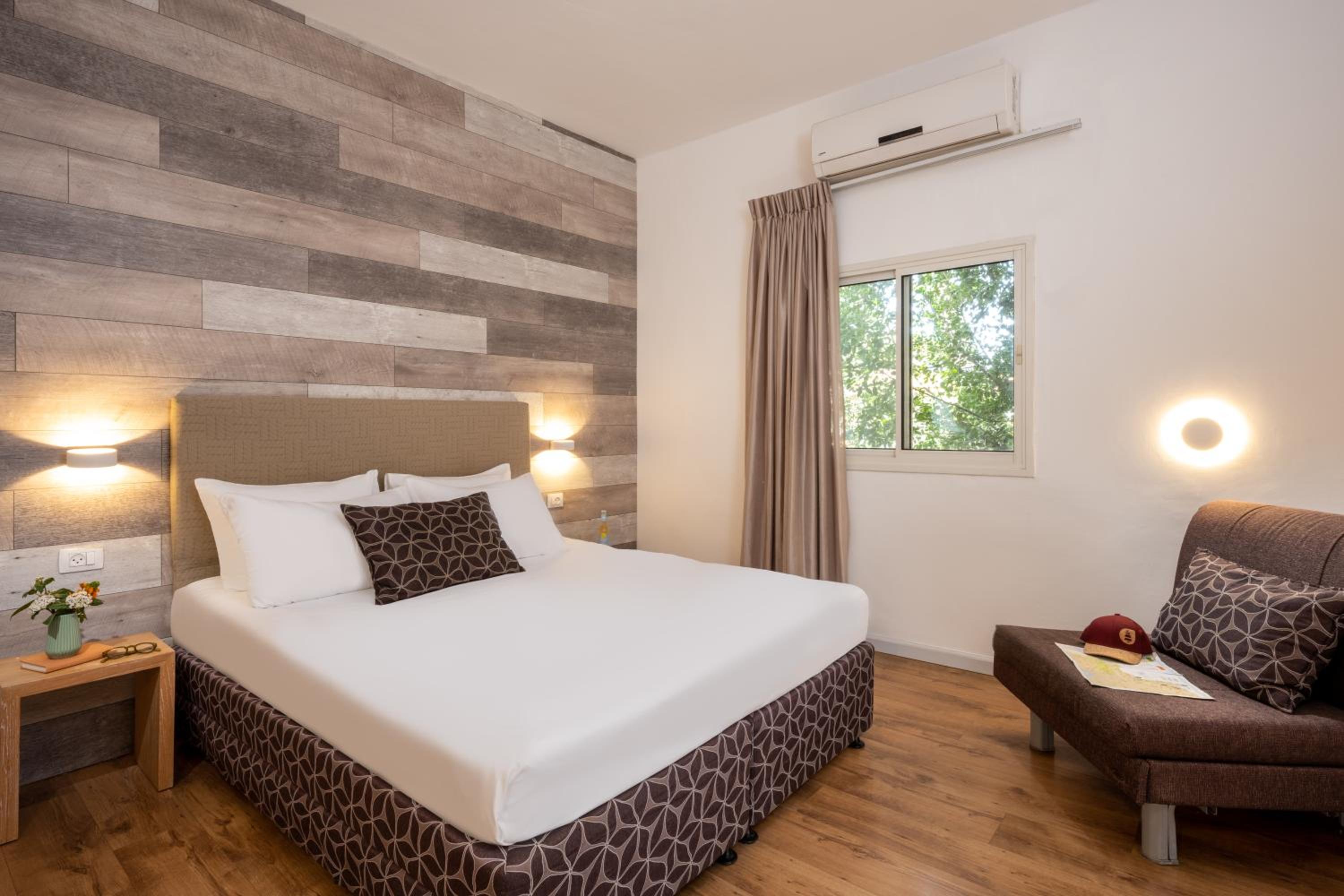 Large Family Two-Bedrooms with Garden Access - Photo 3