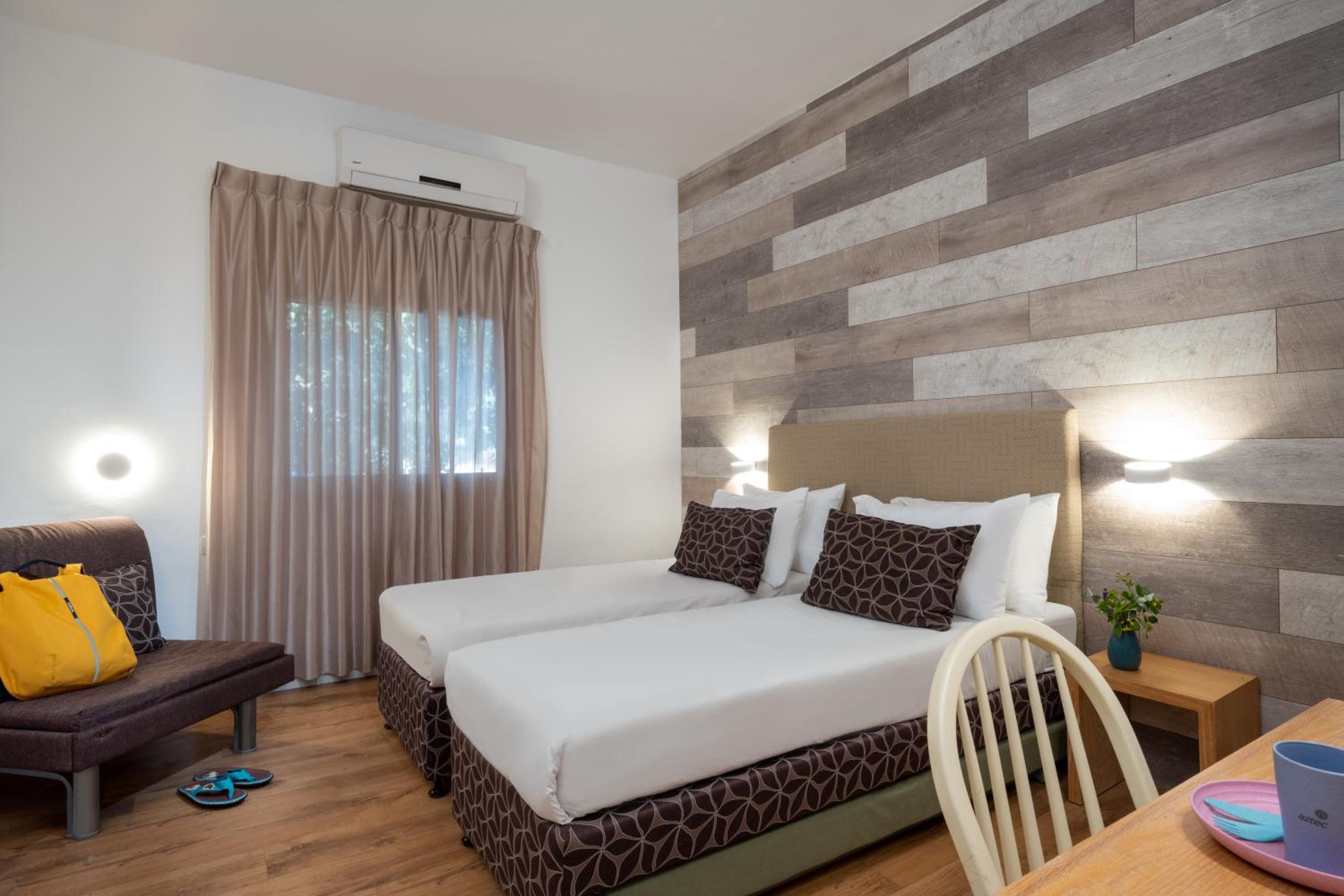 Large Family Two-Bedrooms with Garden Access - Photo 4