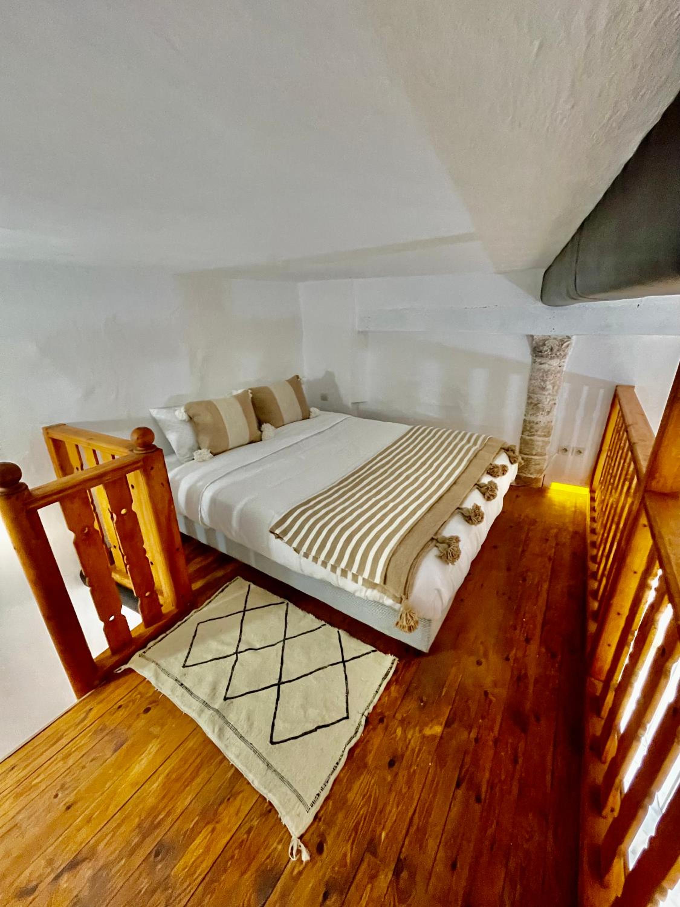 Deluxe King Suite - Photo 19