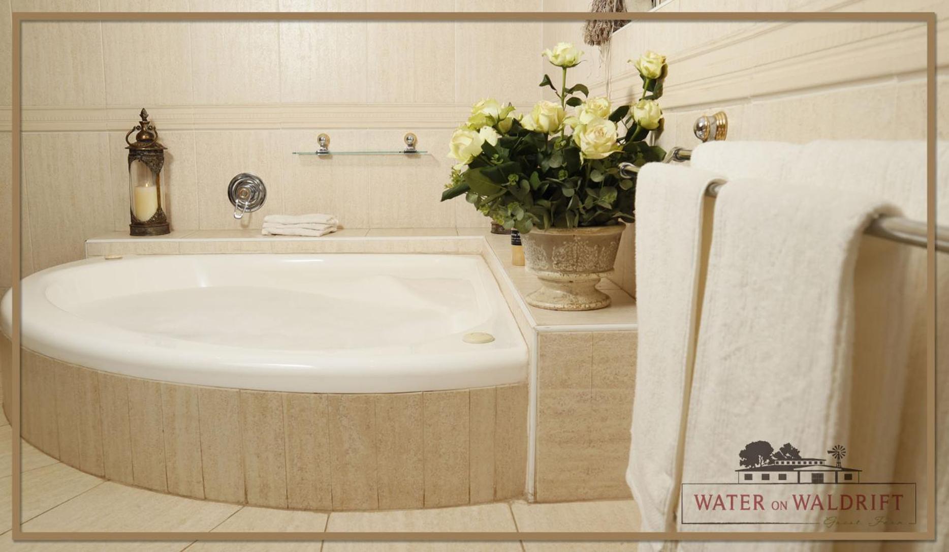Deluxe King Suite - Photo 10
