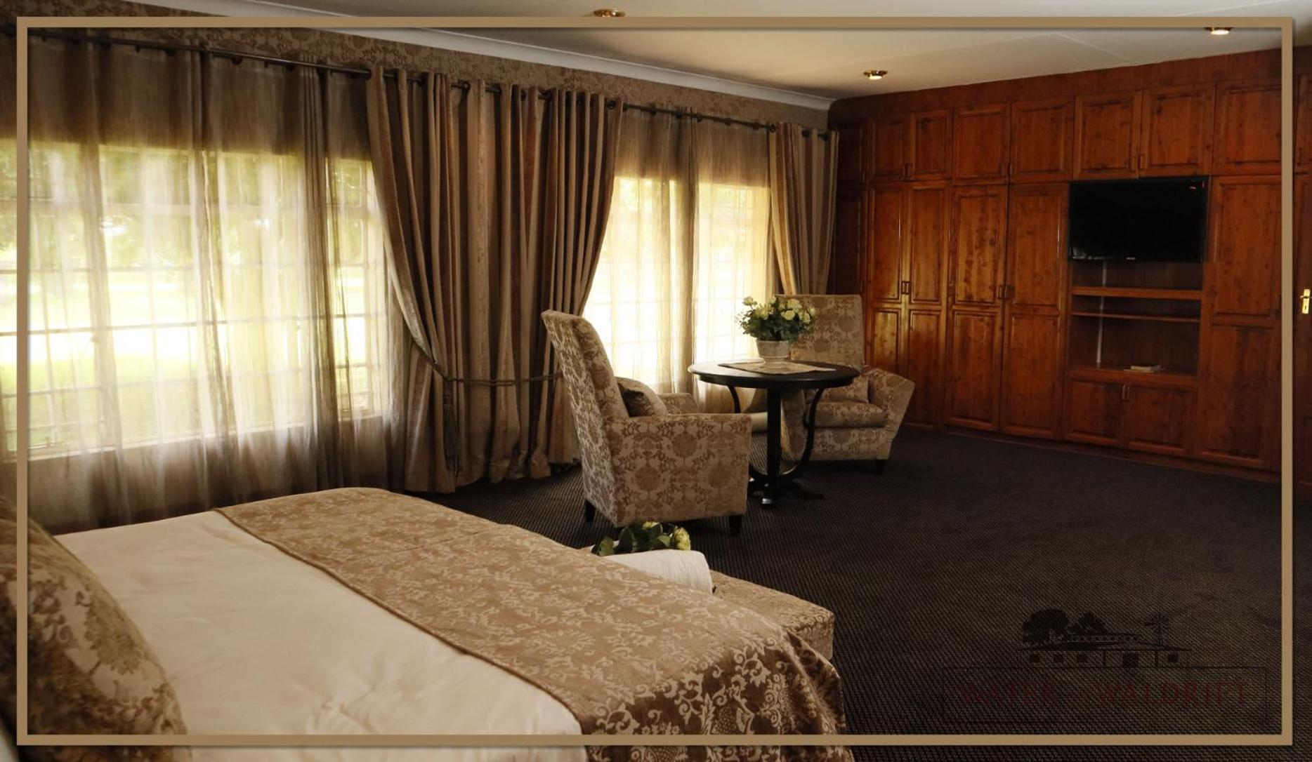Deluxe King Suite - Photo 14
