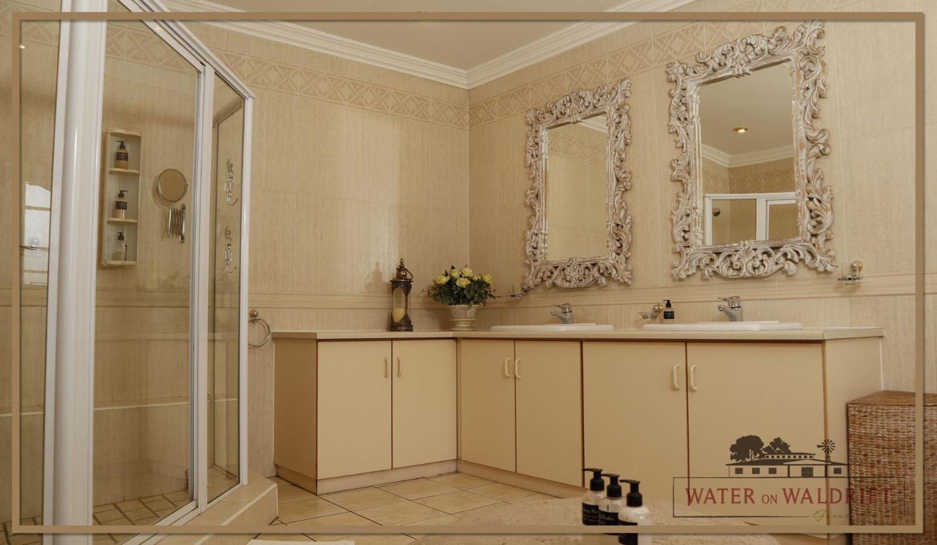 Deluxe King Suite - Photo 16