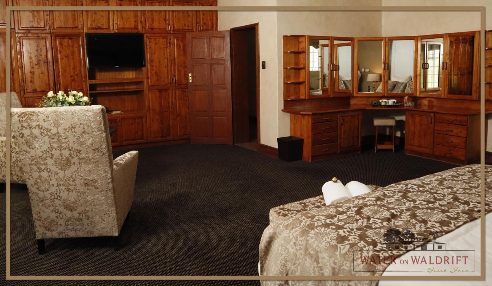 Deluxe King Suite - Photo 8