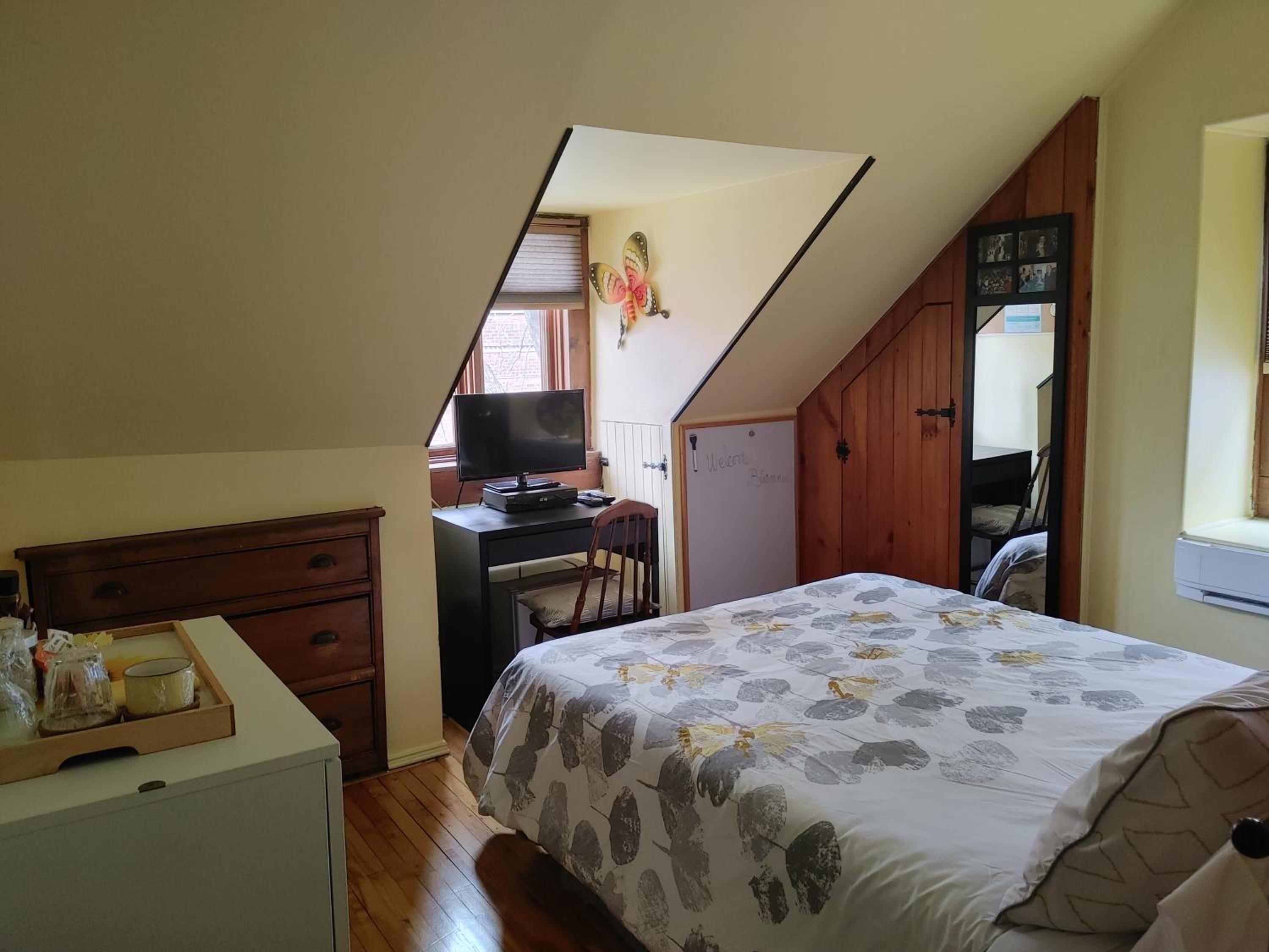 Double Room with Shared Bathroom photo 2