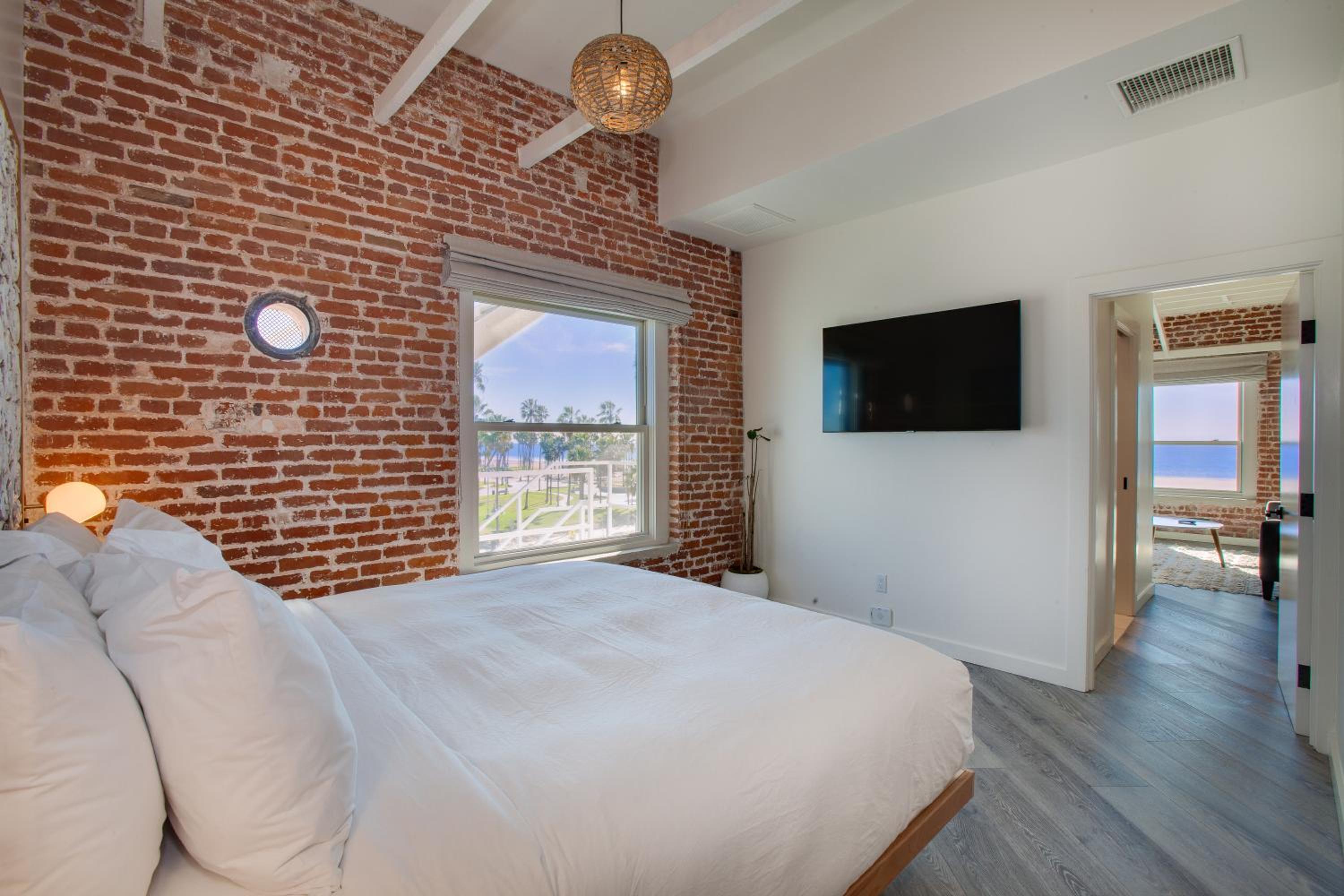 Ocean Front One Bedroom Suite thumbnail 5