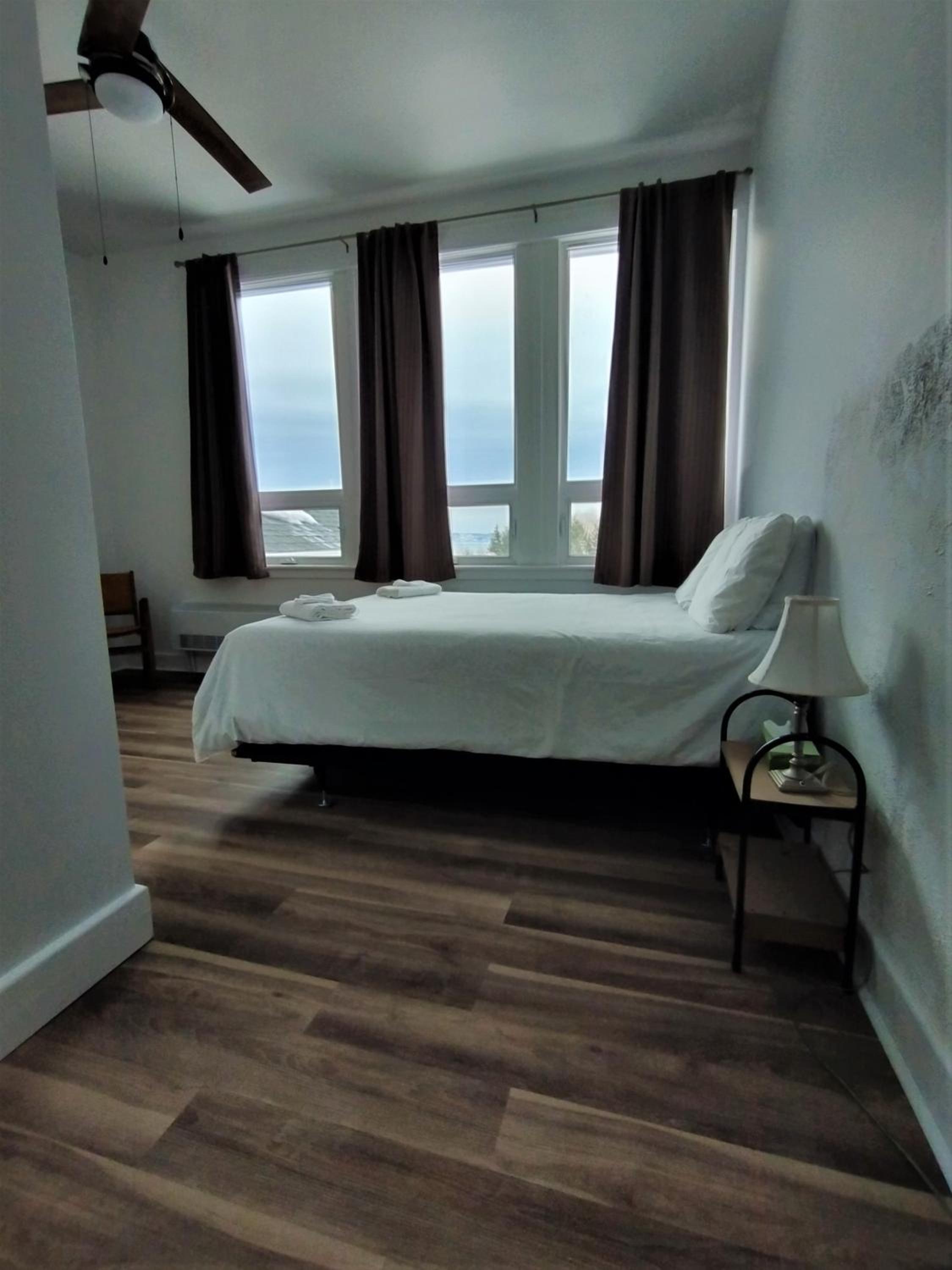 Queen Room photo 2