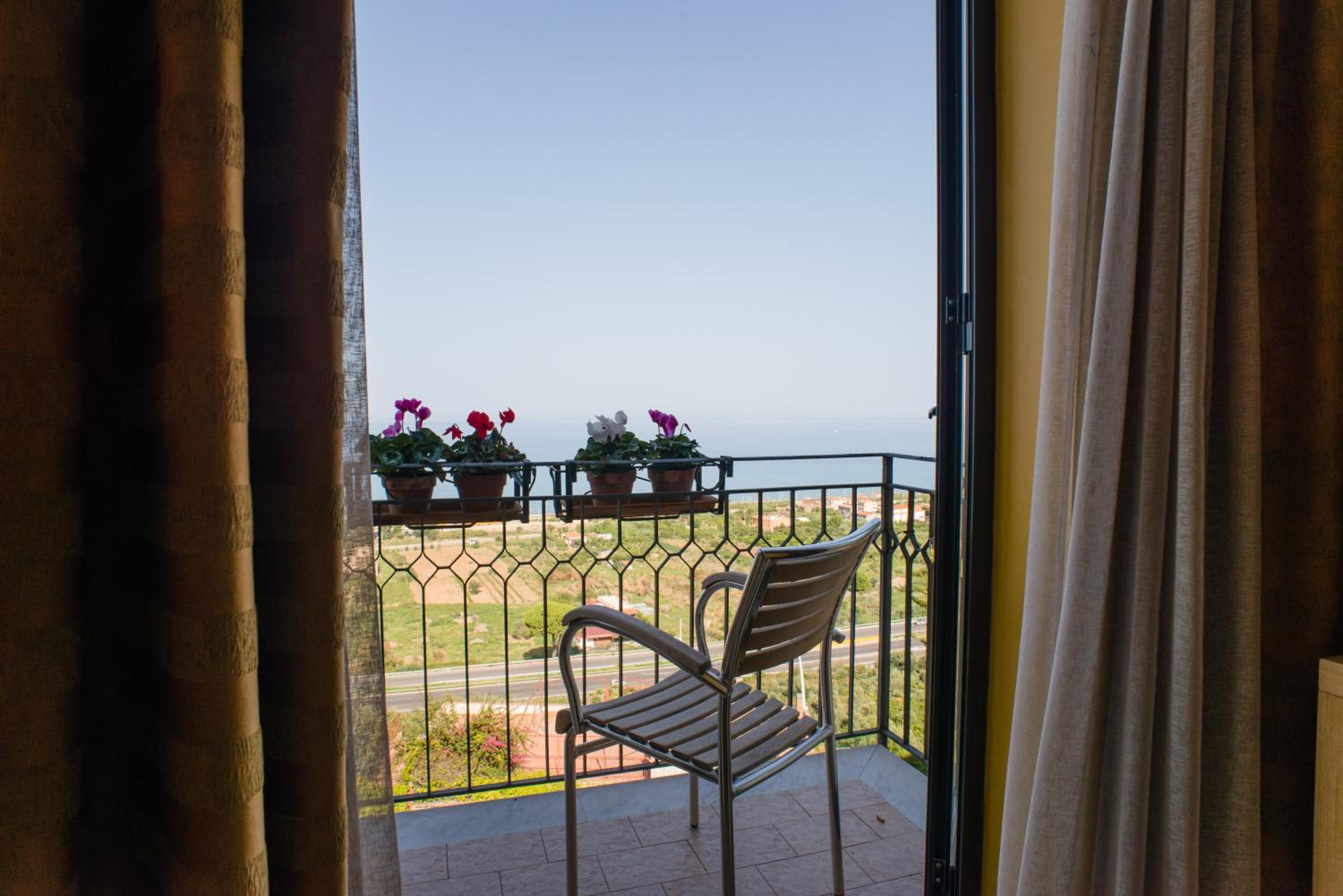 Double Room with Balcony - Photo 2
