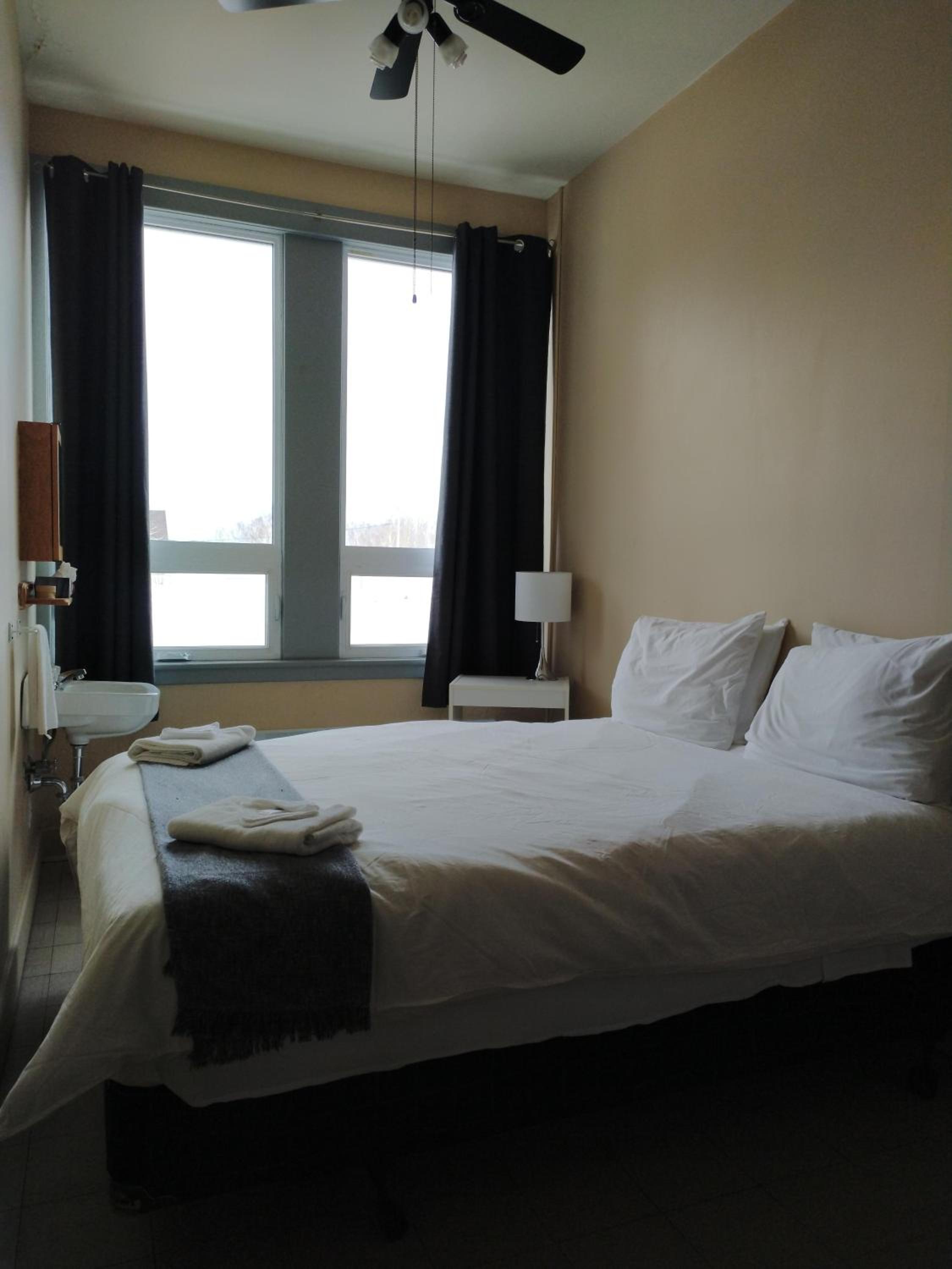 Queen Room with Shared Bathroom photo 3
