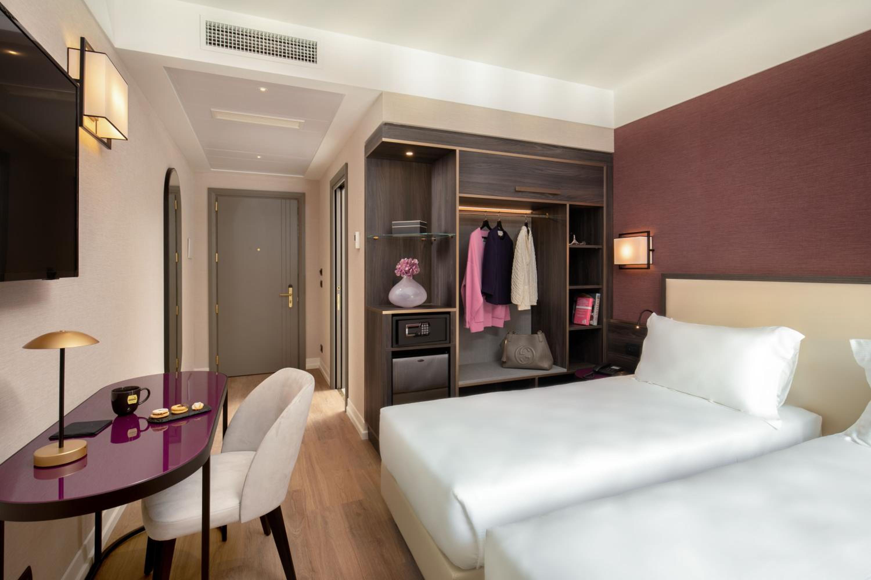 Twin Room thumbnail 5
