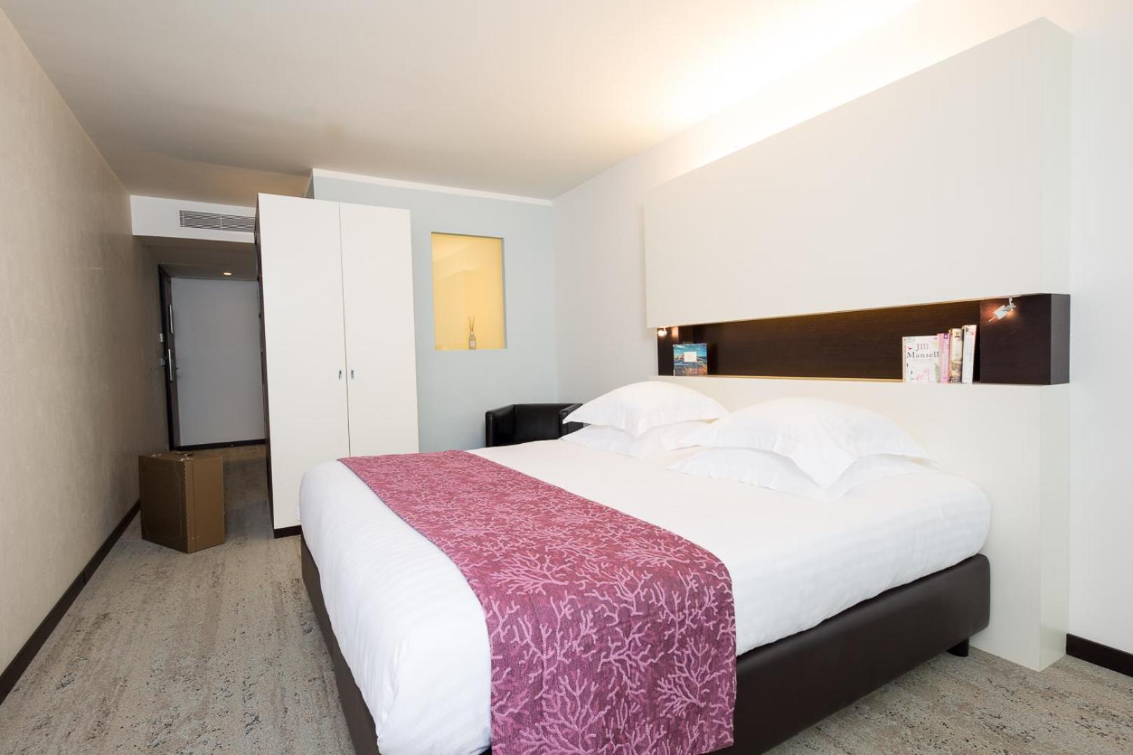 Superior Double or Twin Room with Street View - Photo 5