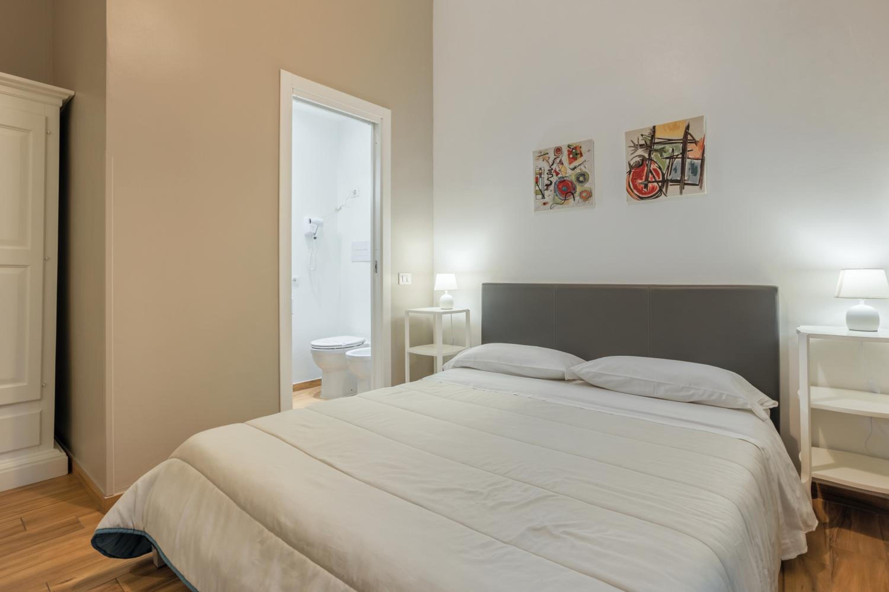 Double Room with Private Bathroom photo 2