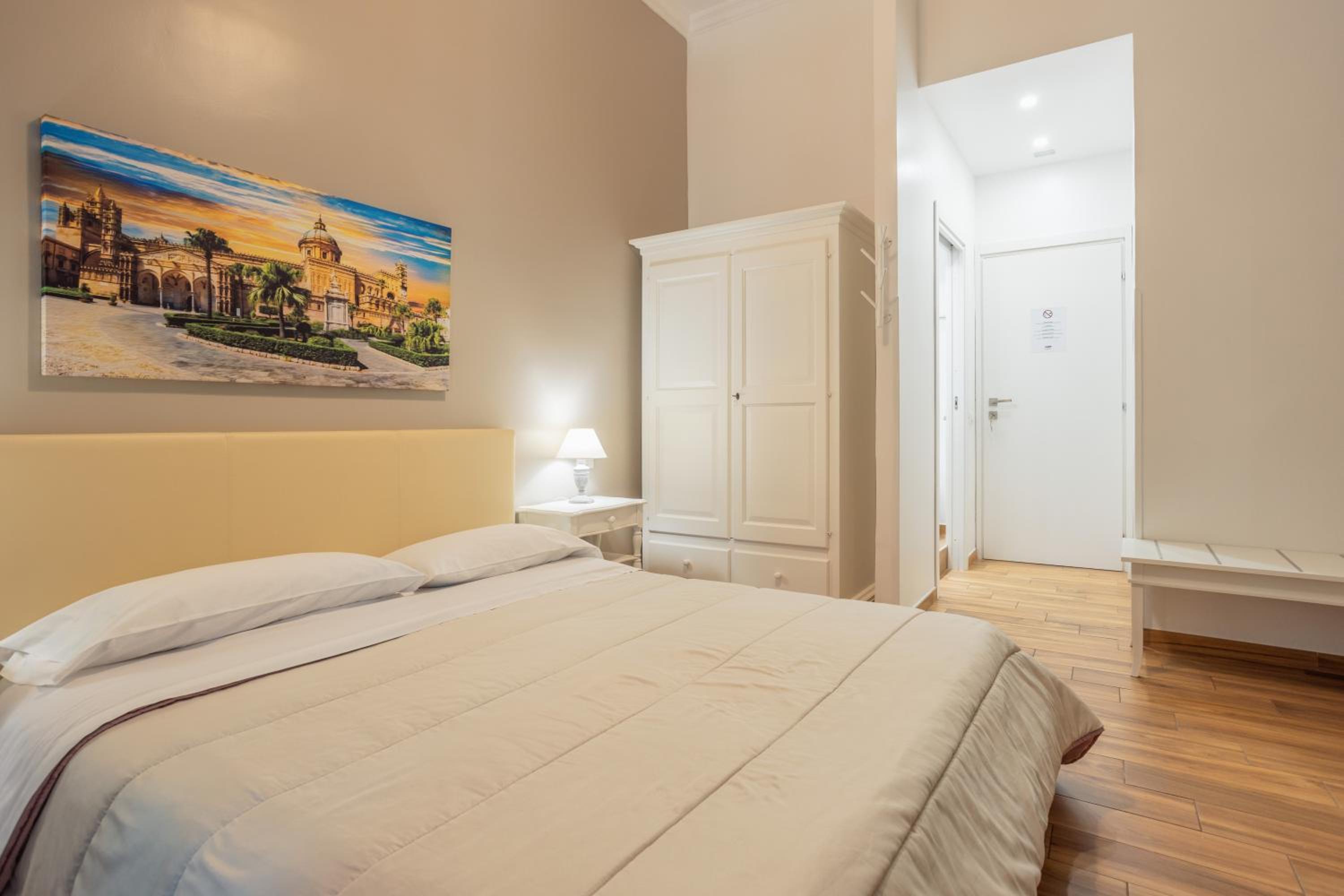 Double Room with Private Bathroom photo 3