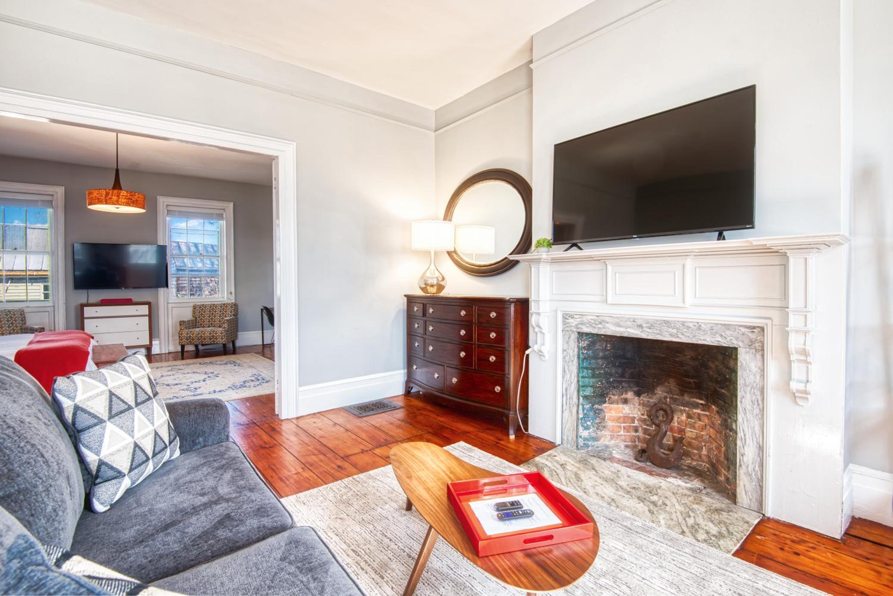 Deluxe King Suite photo 1