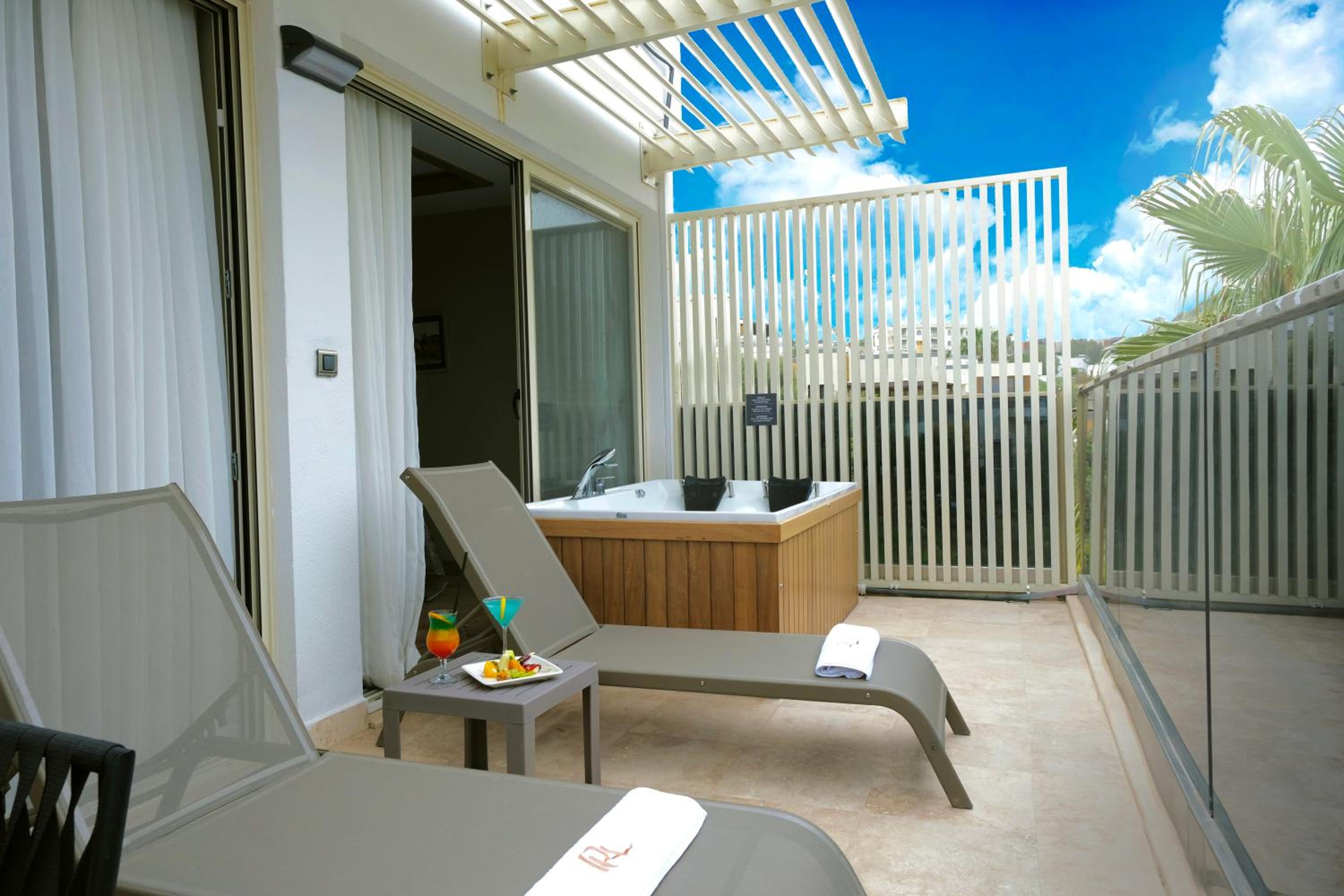Deluxe Room - Photo 6