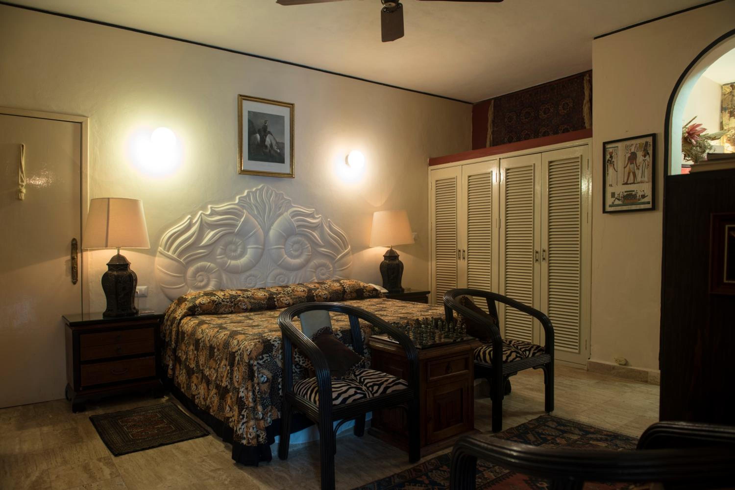 Deluxe Double Room with Bath - Photo 8