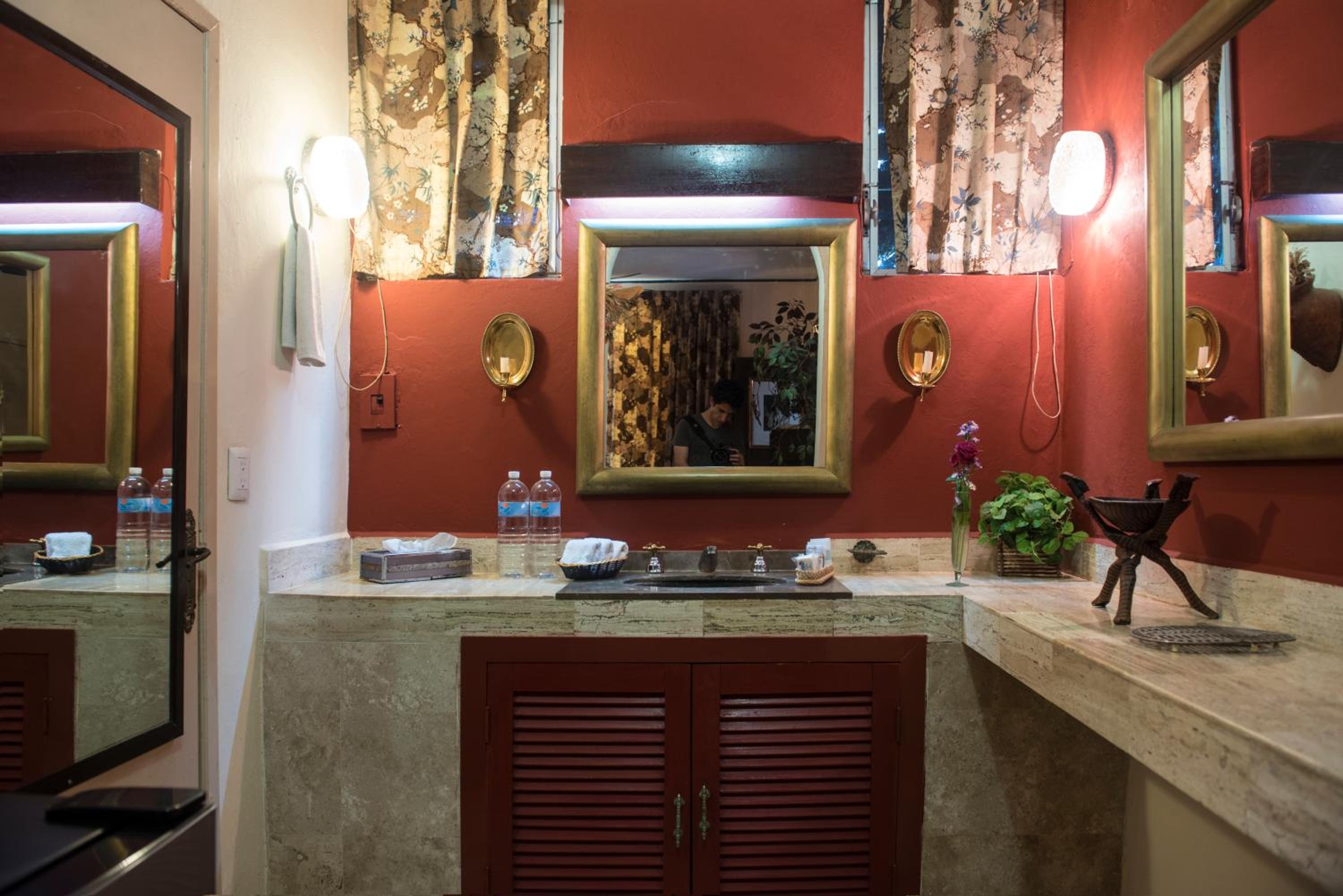 Deluxe Double Room with Bath - Photo 6