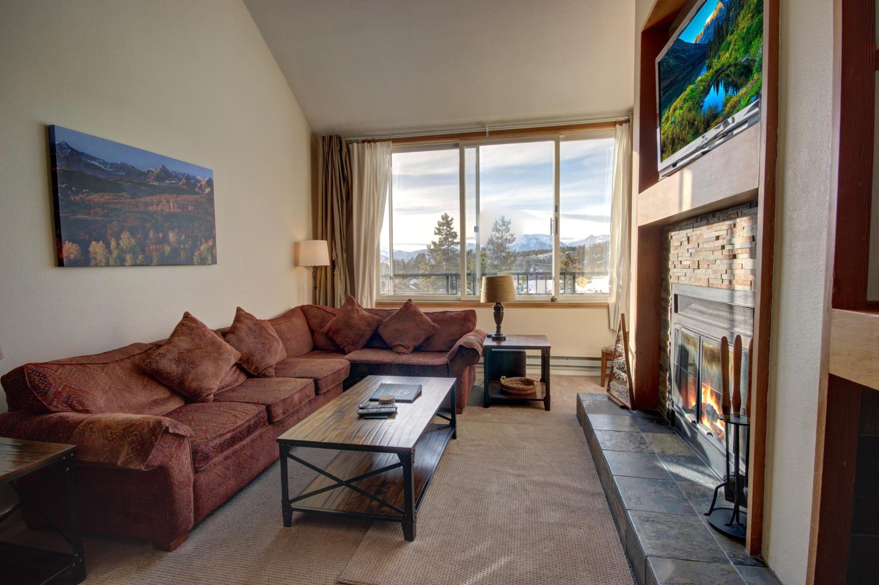 Two-Bedroom Apartment with Mountain View photo 2