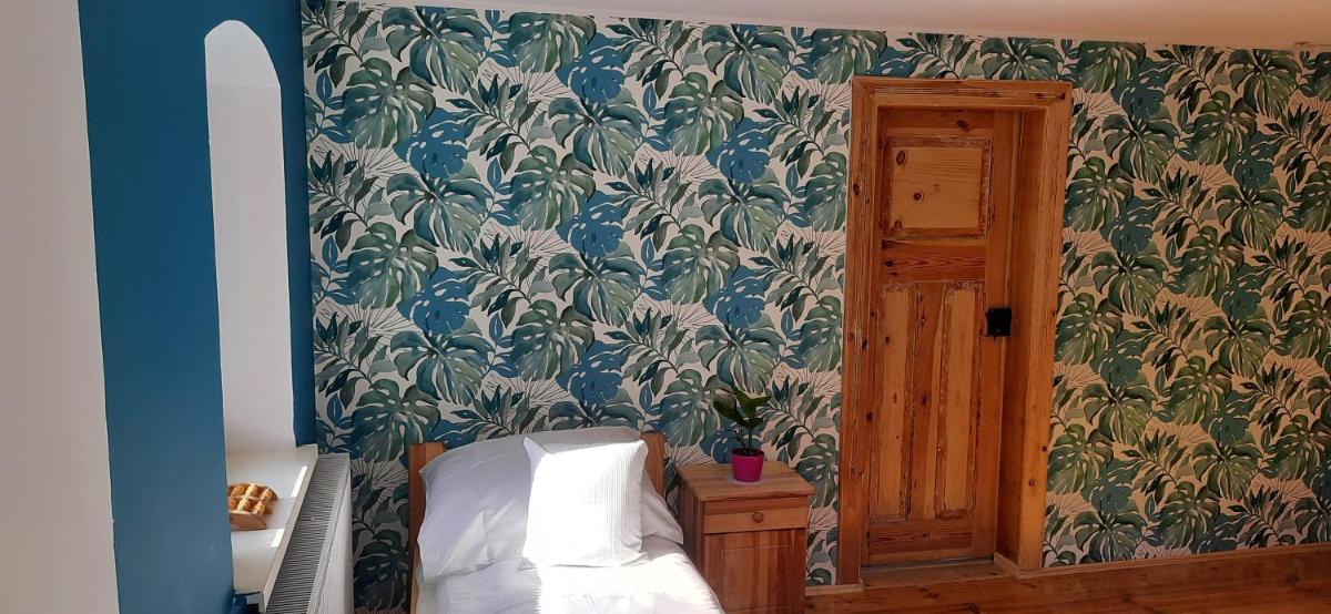 Quadruple Room with Private Bathroom - Photo 4