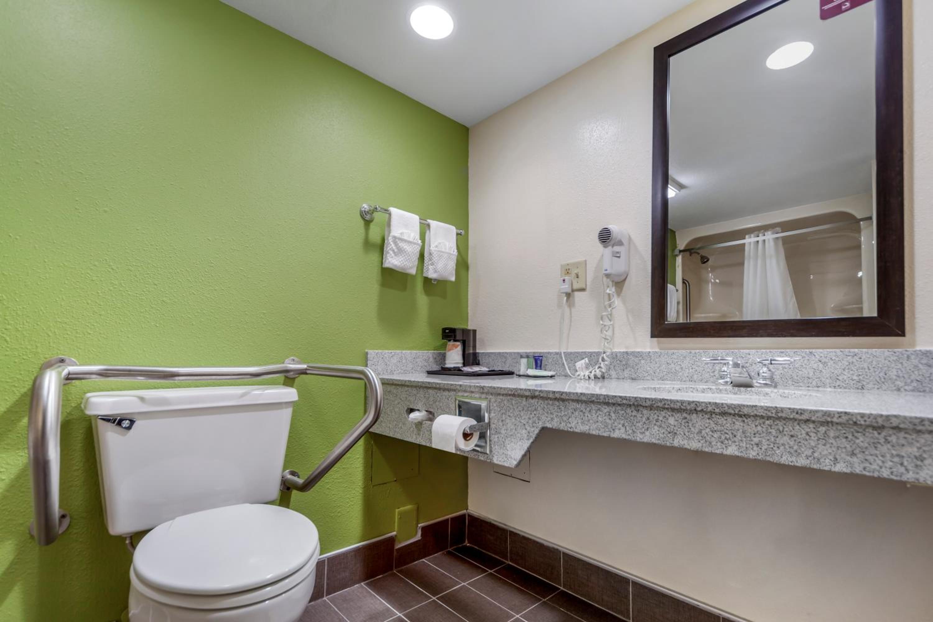 Queen Room with Accessible Tub - Accessible/Non-Smoking - Photo 4