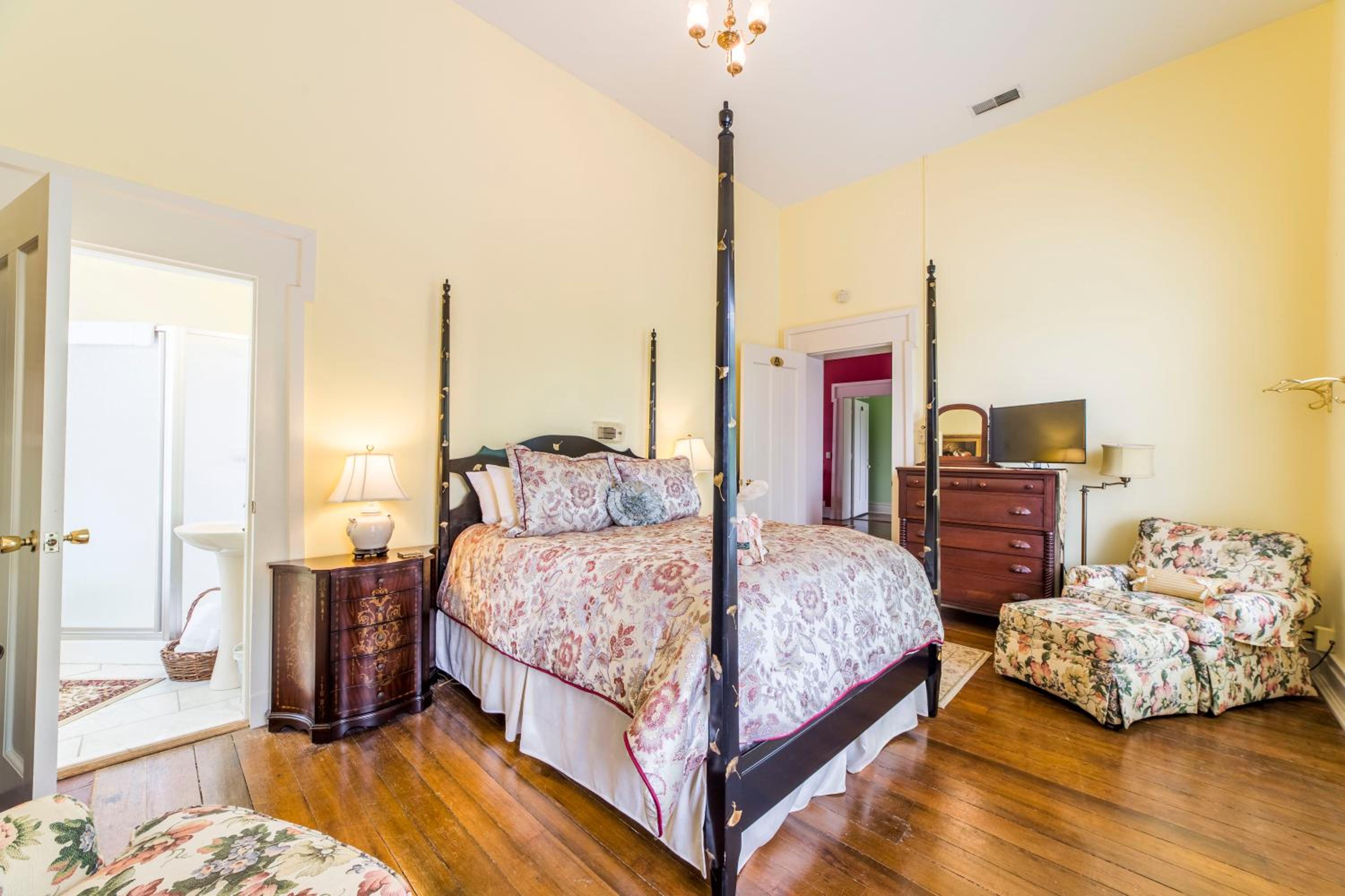 Deluxe Queen Suite