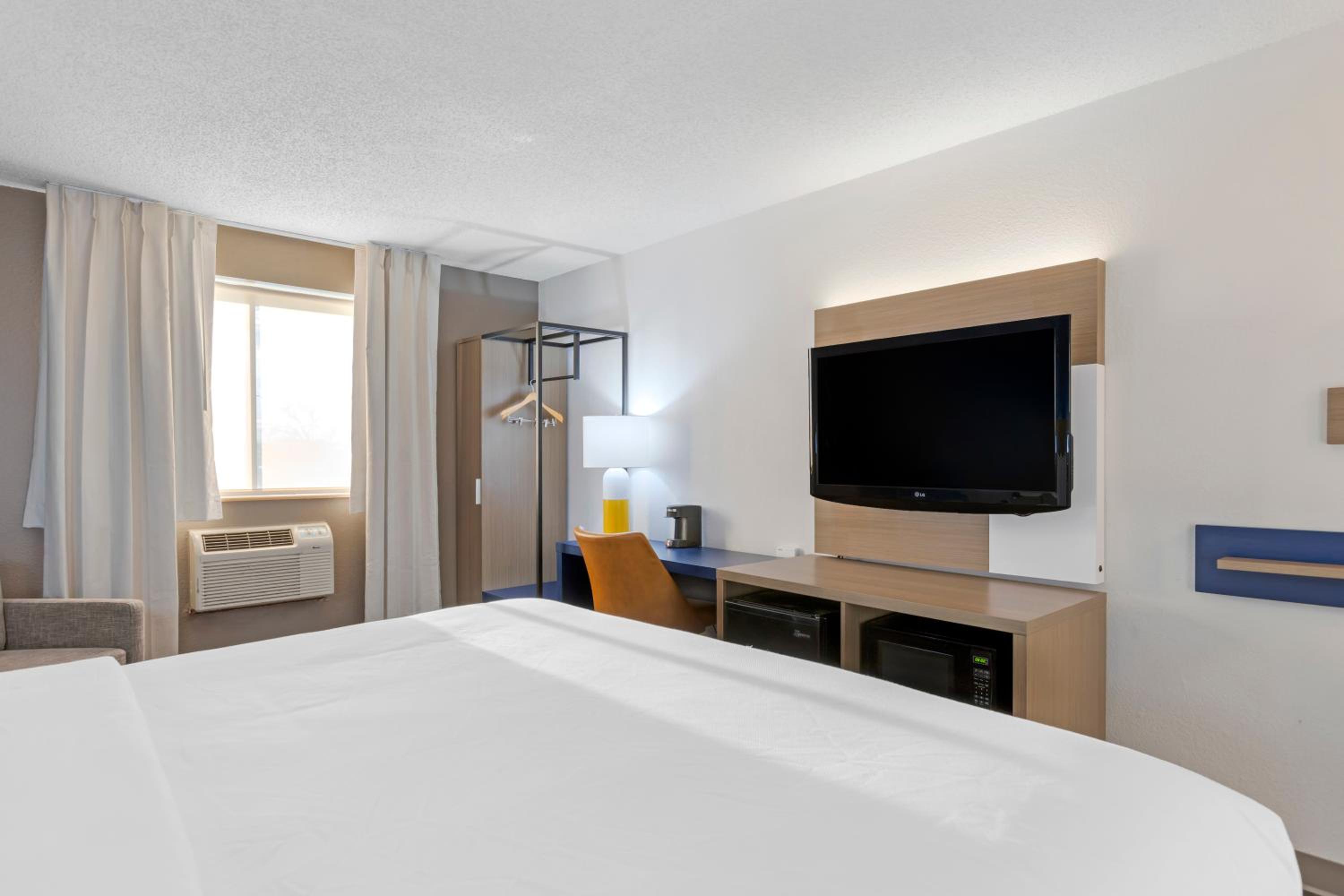 Standard King Room - Non Smoking - Photo 2