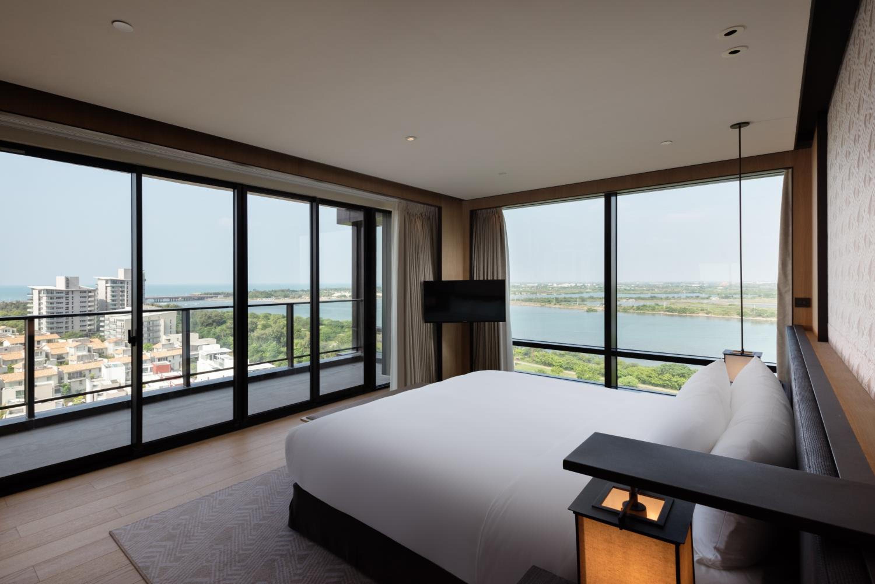 Junior Suite with Balcony and River View thumbnail 5