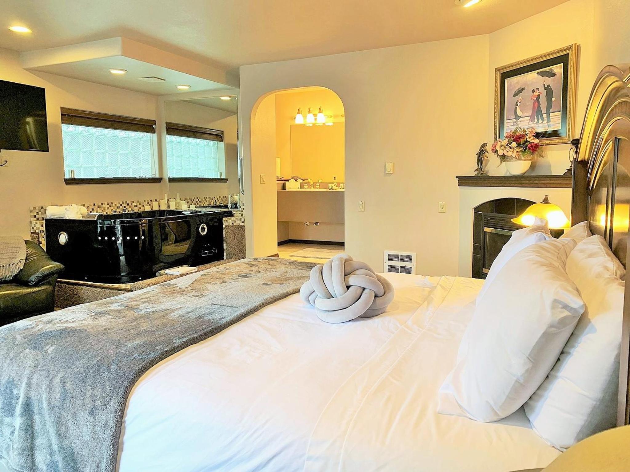 King Jacuzzi Room w/ Fireplace (208)