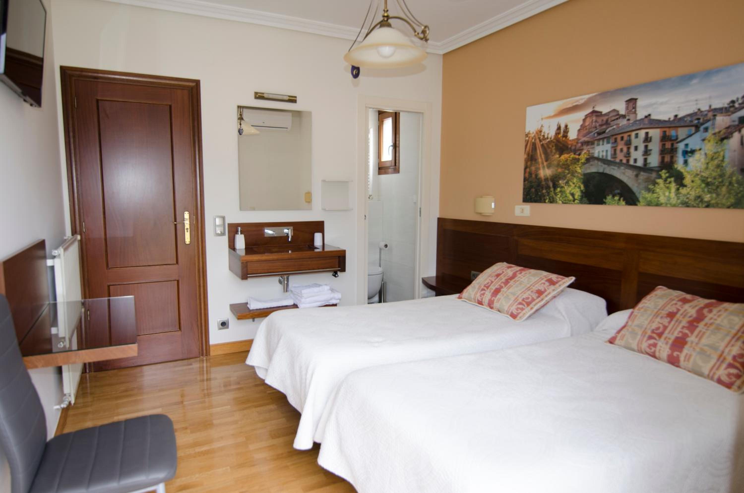 Twin Room with Private Bathroom - Photo 1